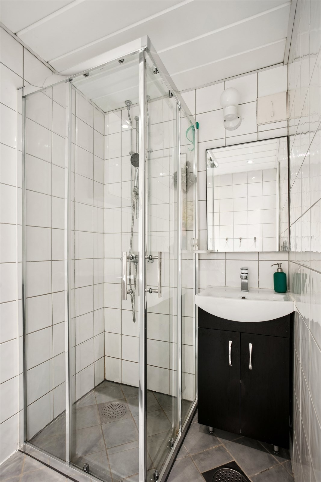 Badet er innredet med dusjhjørne med vegger/dører i herdet glass, servantinnredning, speil og belysning. Opplegg for vaskemaskin. Badet ble pusset opp i regi av borettslaget i perioden ca. 2003. Galleribilde