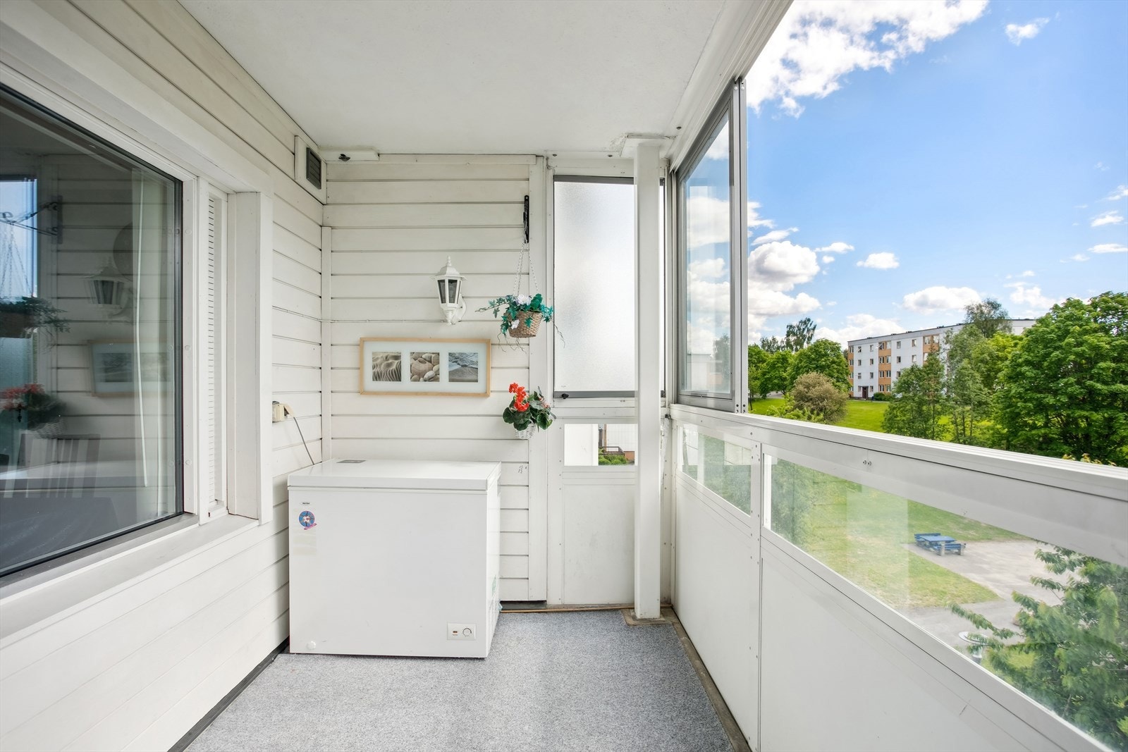 Fra stuen har man utgang til en sydvestvendt balkong i stål- og betongkonstruksjon på ca. 8 kvm med lekker utsikt og gode solforhold. Galleribilde
