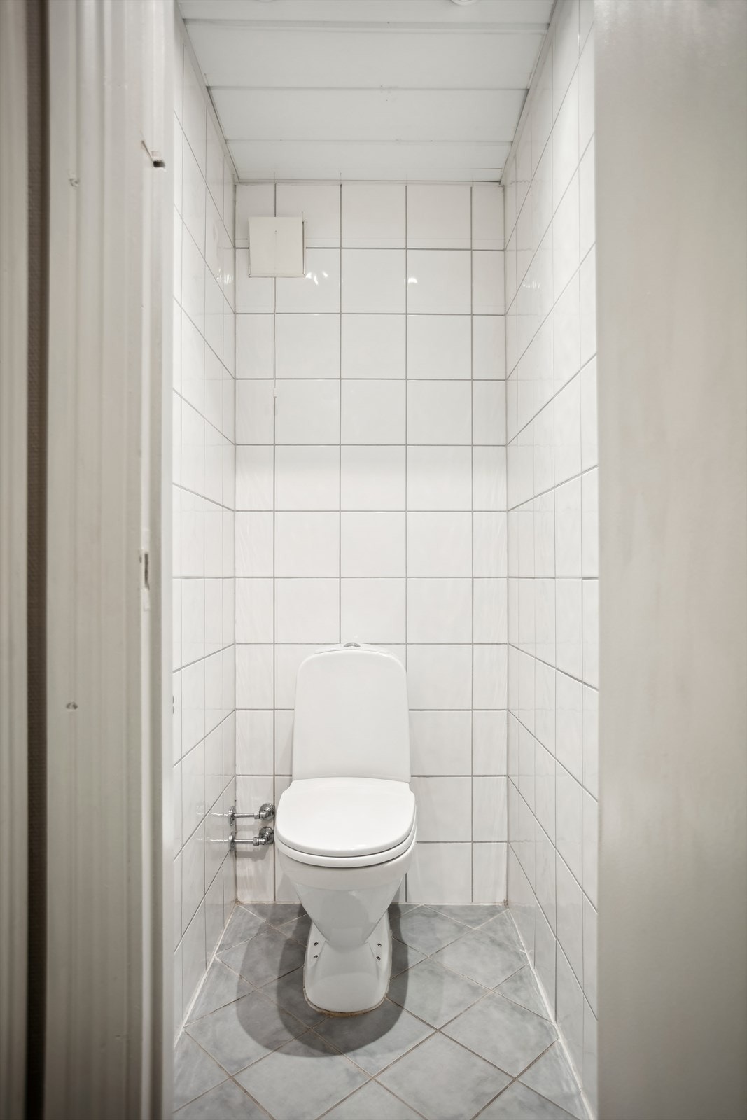 Toalettrommet ble pusset opp i regi av borettslaget i ca. 2003. Innredet med toalett. Galleribilde