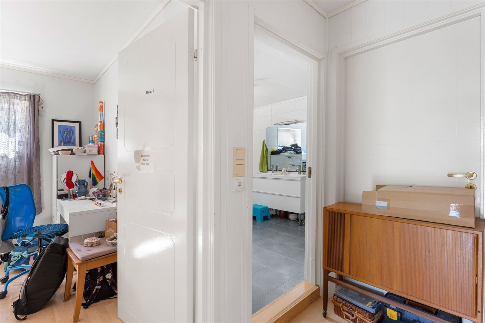 Kjelleren har god romfordeling med 2 soverom, bad, vaskerom, stue/kjøkken og 2 boder. Galleribilde