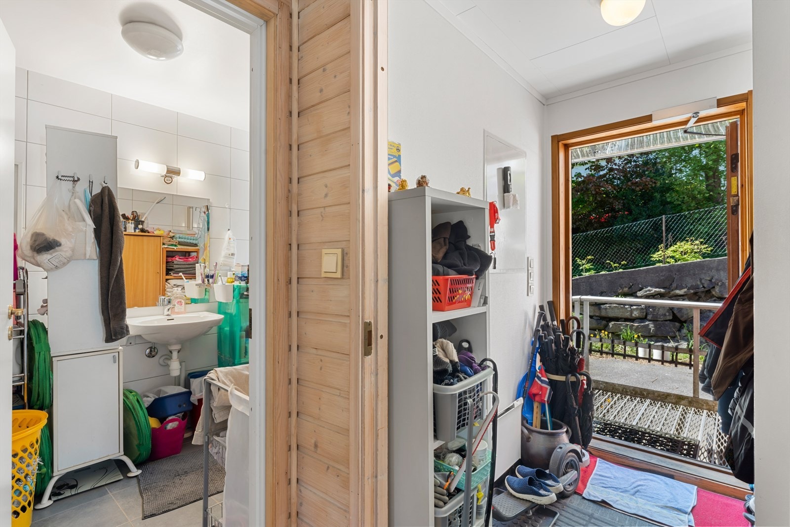 Praktisk entré med plass til å henge fra seg yttertøy og sko. Galleribilde