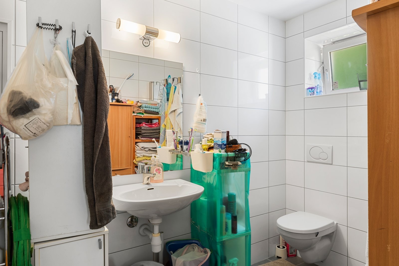 Helfliset baderom med opplegg til vaskemaskin og tørketrommel. Galleribilde