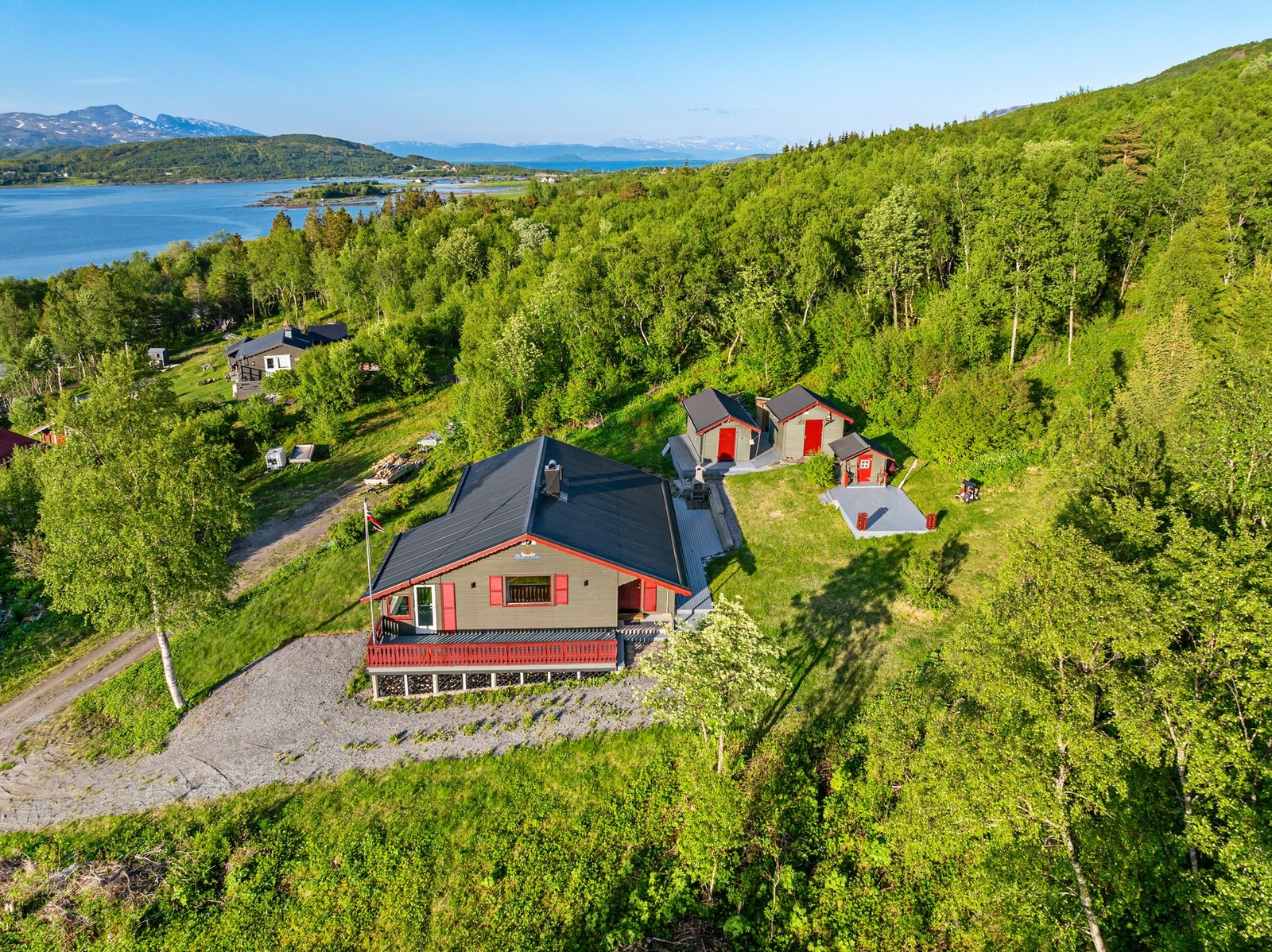 Hytten er i seg selv av god størrelse på sine 85 kvm, og i tillegg har du 41 kvm fordelt på naust, anneks og utebod. Galleribilde