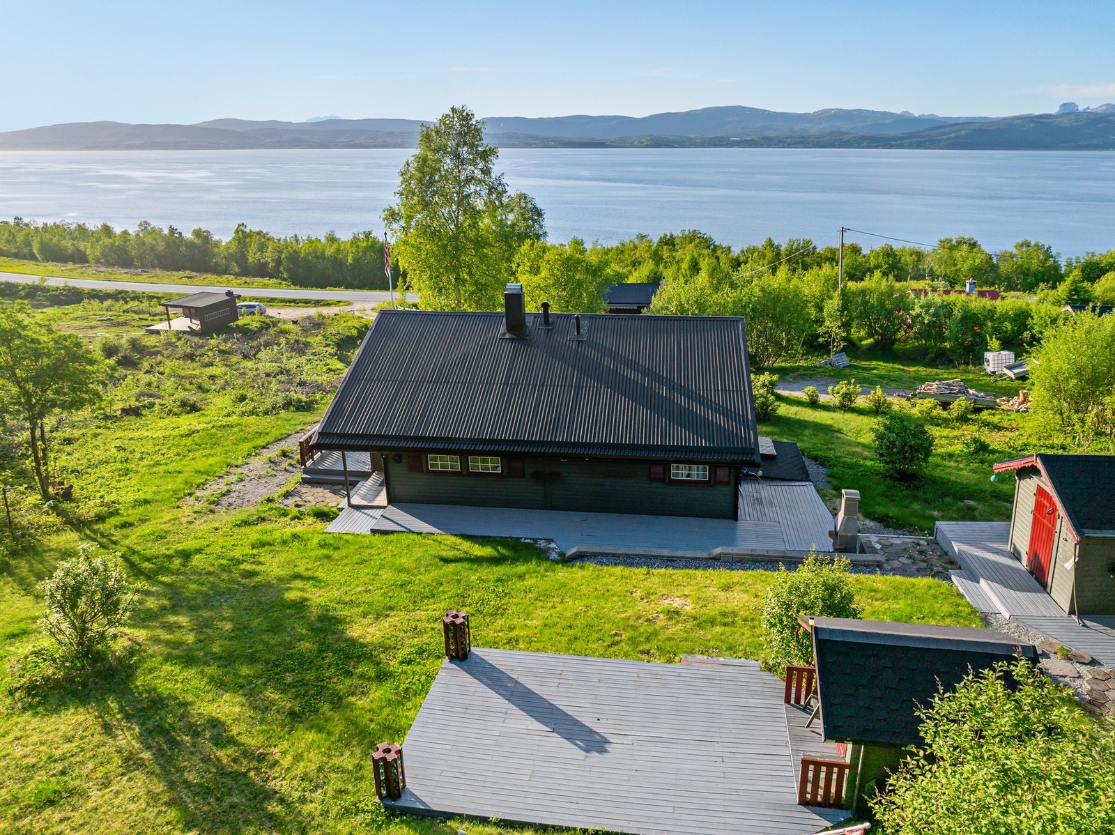 Det er også etablert en romslig terrasse i tilknytning til lekestuen. Her har du sola utover ettermiddagen. Galleribilde