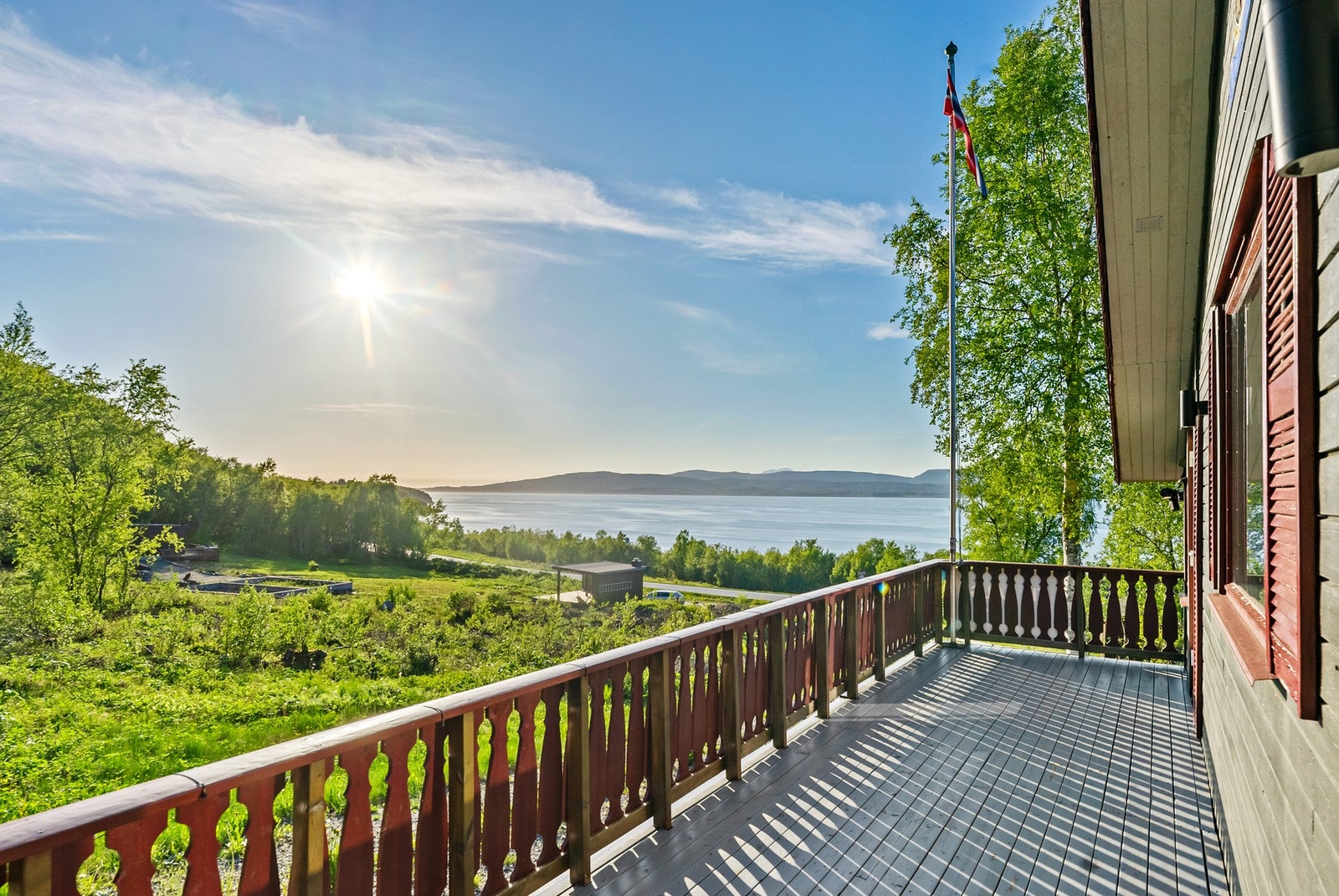 Her ligger du skjermet til på en raus tomt i et høydedrag. Galleribilde