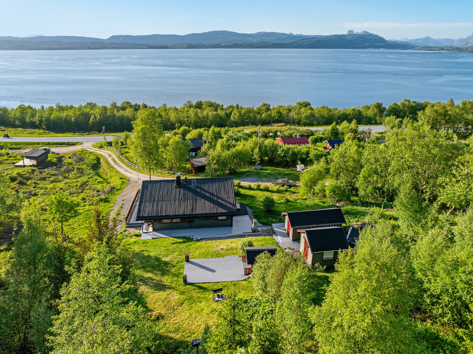 Eiendommen har ei raus tomt bestående av både hytte, anneks, utebod og en lekestue, samt et naust på egen tomt. I tillegg ble det i 2001 oppført en terrasse på 54m² som omkranser bygget fra øst til vest og lar deg nyte både solen og utsikten til det fulle Galleribilde