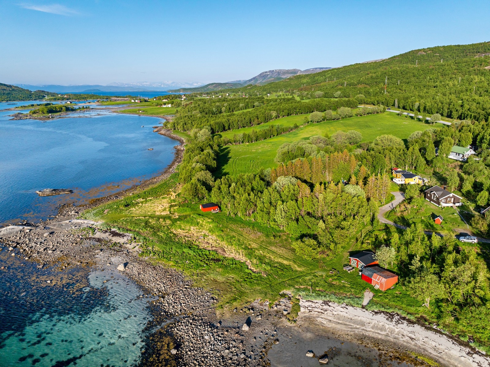 Tilhørende naust ligger i vannkanten i retning Rotneset. Har du ikke behov for oppbevaring av båt kan naustet fint innredes med sitteplasser. Flere av nabonaustene har også etablert bålplass i forkant. Galleribilde