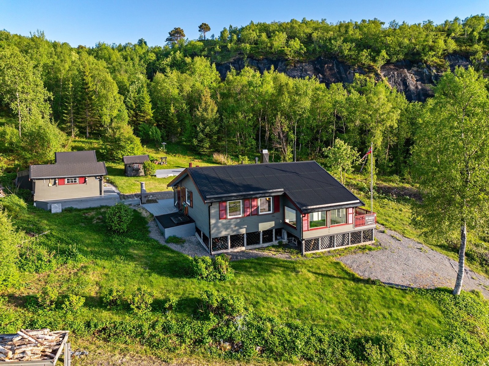 Velkommen til Saltstraumveien 987 - en innbydende og ivaretatt fritidseiendom med flott utsikt og fantastiske solforhold. Det er flust av parkeringsmuligheter og enkel adkomst til hytta. Galleribilde