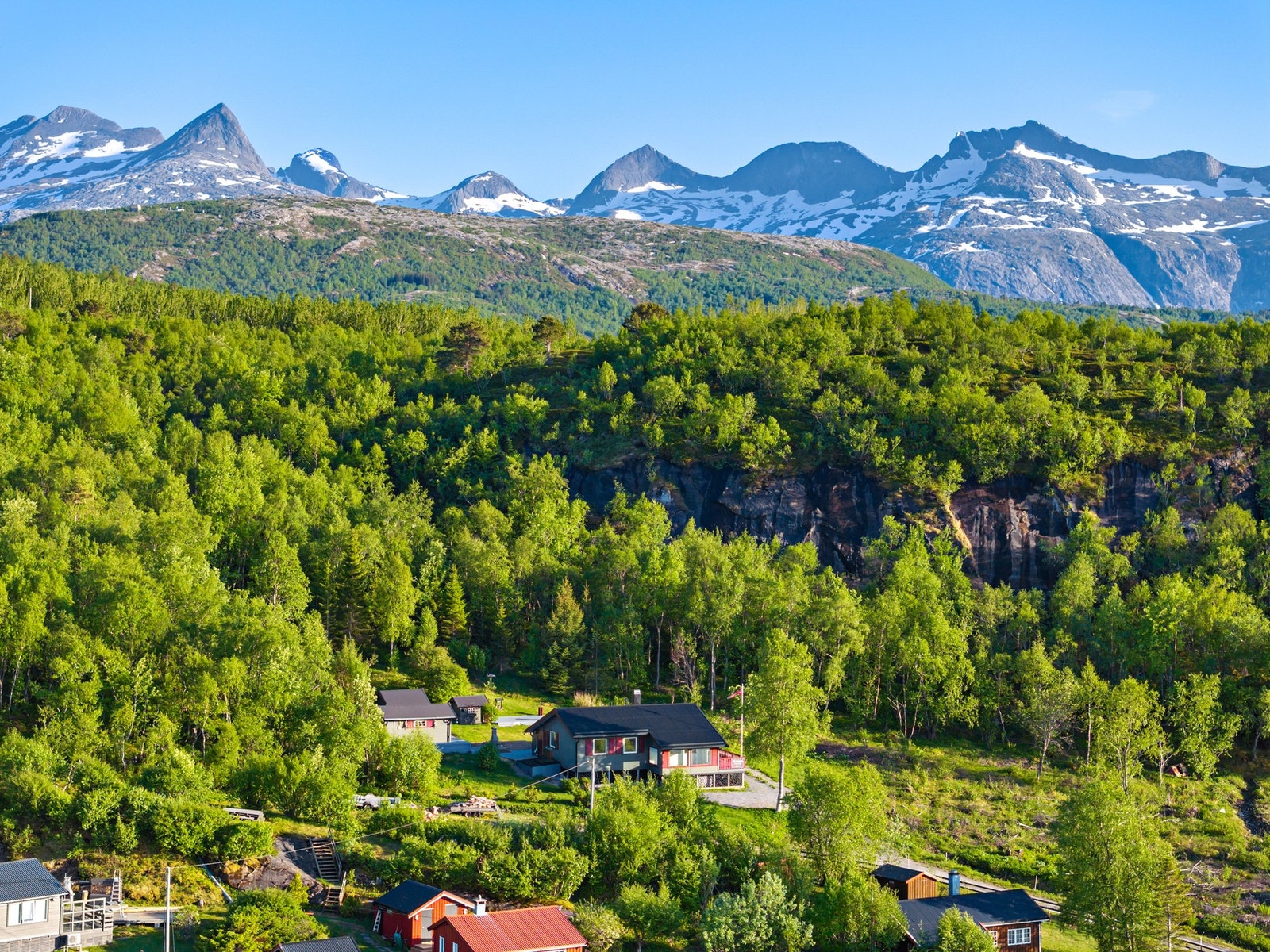 Eiendommen er lett tilgjengelig med avkjørsel fra kystriksveien og parkering like utenfor hytta - kun 25 minutters kjøring fra Bodø, og 3 minutters kjøring fra Saltstraumen. Galleribilde