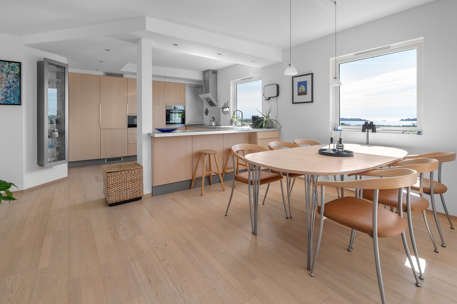 Her kan man nyte maten med fantastisk utsikt. Galleribilde