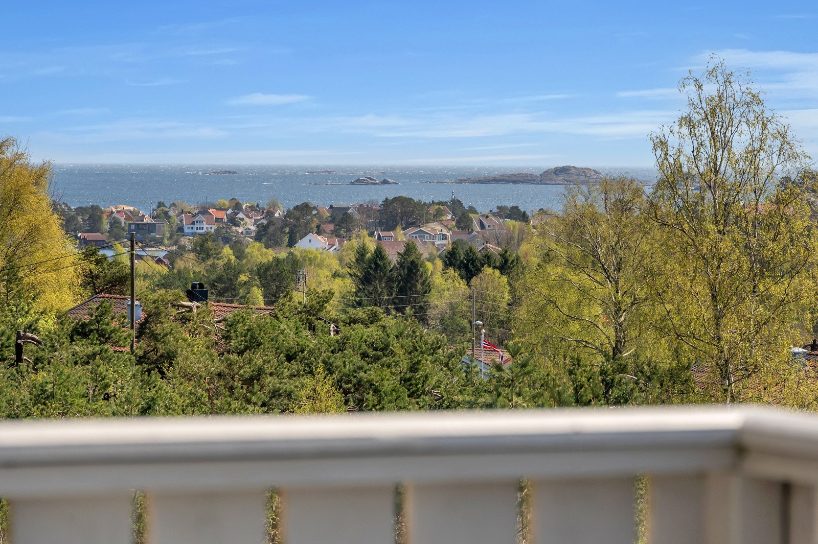 Her får du en bolig i et barnevennlig nabolag med fantastisk havutsikt. Galleribilde