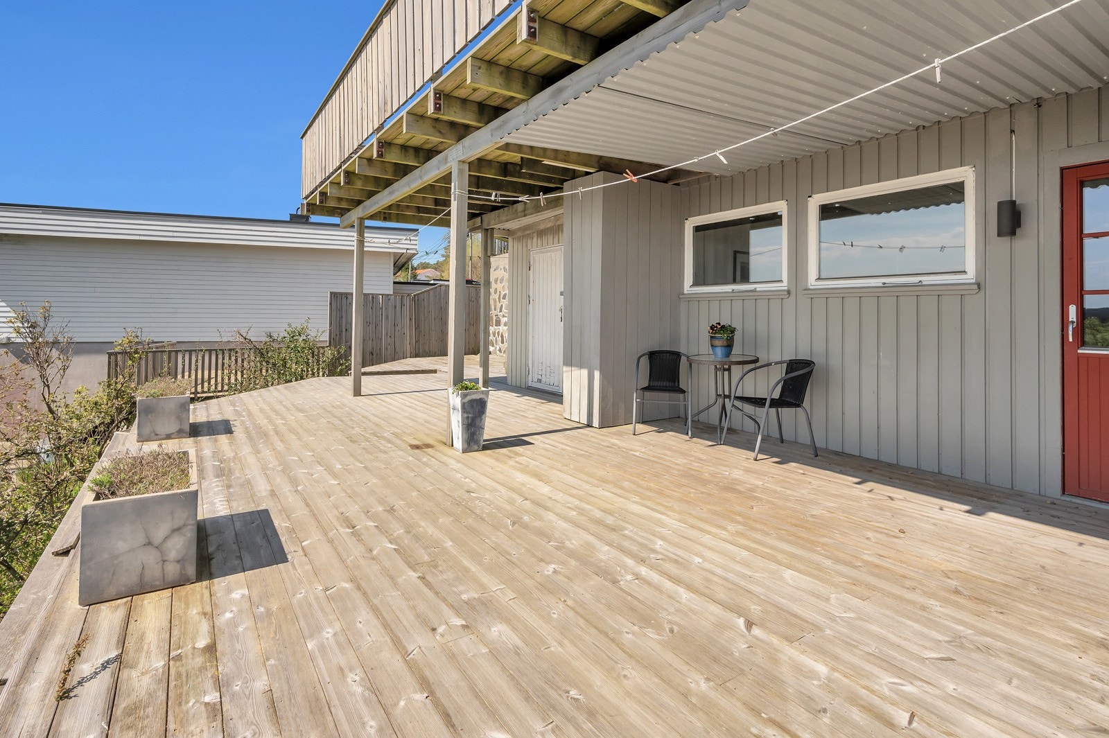 Fra gangen er det utgang til nok en solrik og stor uteplass. Galleribilde