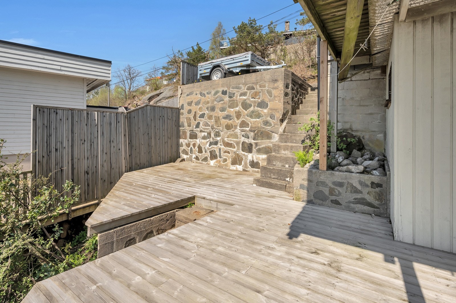 Fra veien er det trapp ned til terrassen i underetasjen. Galleribilde