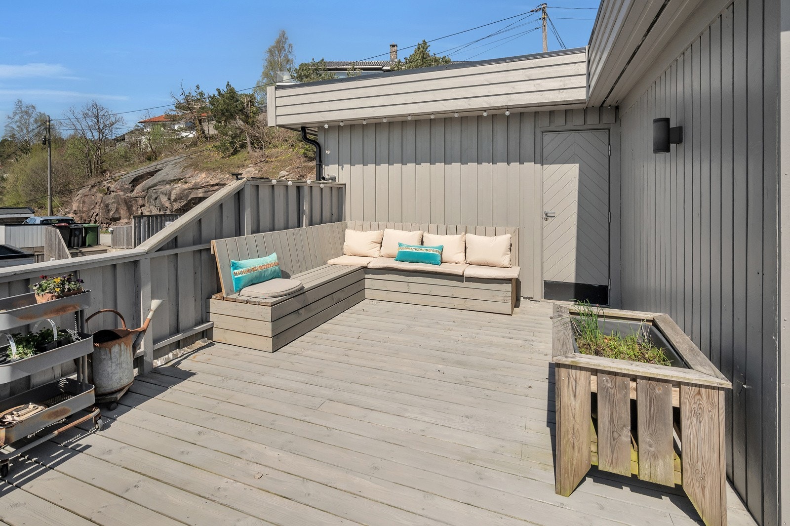 Eiendommen er meget lettstelt med to store uteplasser. Her er en av to utvendige boder. Galleribilde