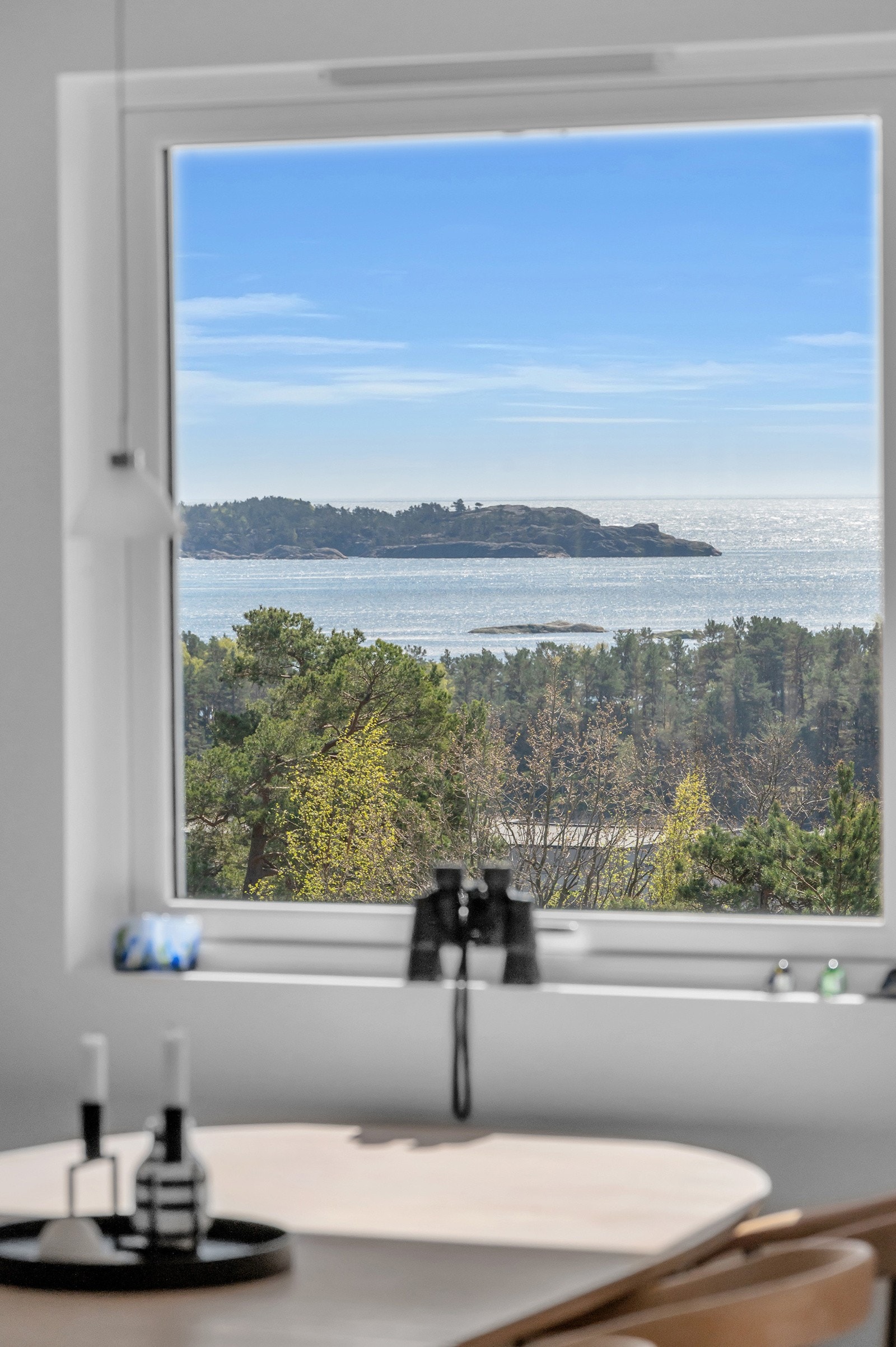 Flott motiv med havutsikt fra spisebordet. Galleribilde