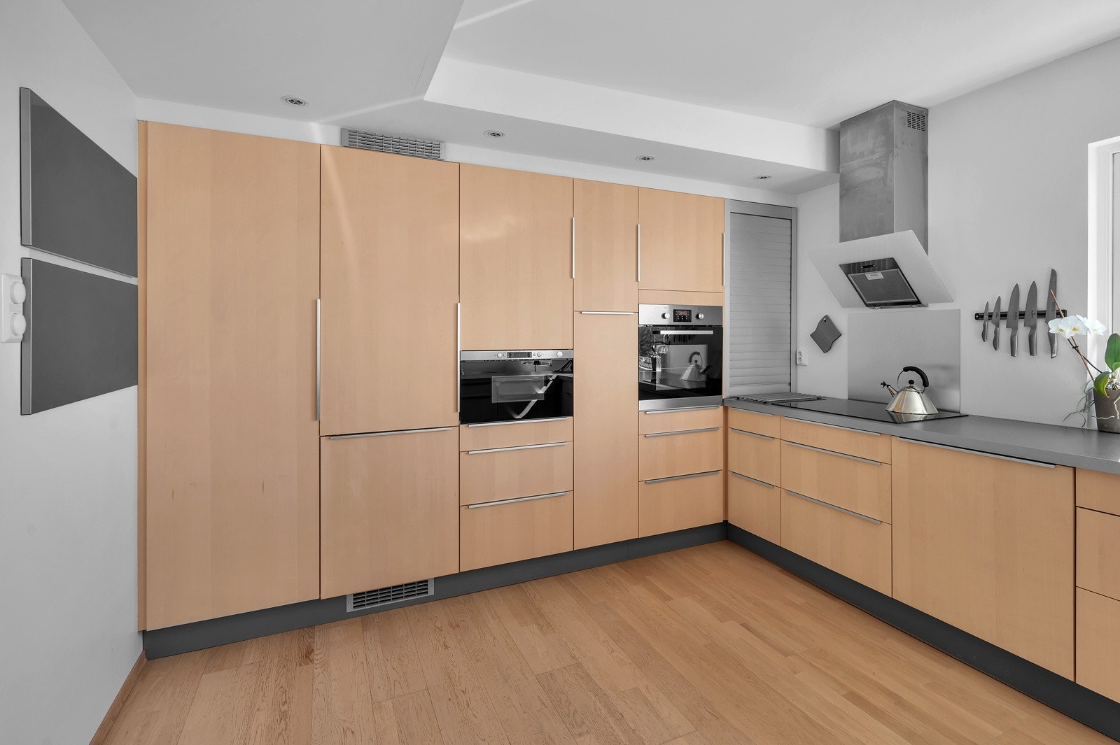 Smarte løsninger med høyskap og integrerte hvitevarer som innebygd mikro- og stekeovn, kjøleskap med fryser, kokeopp og servant. Galleribilde