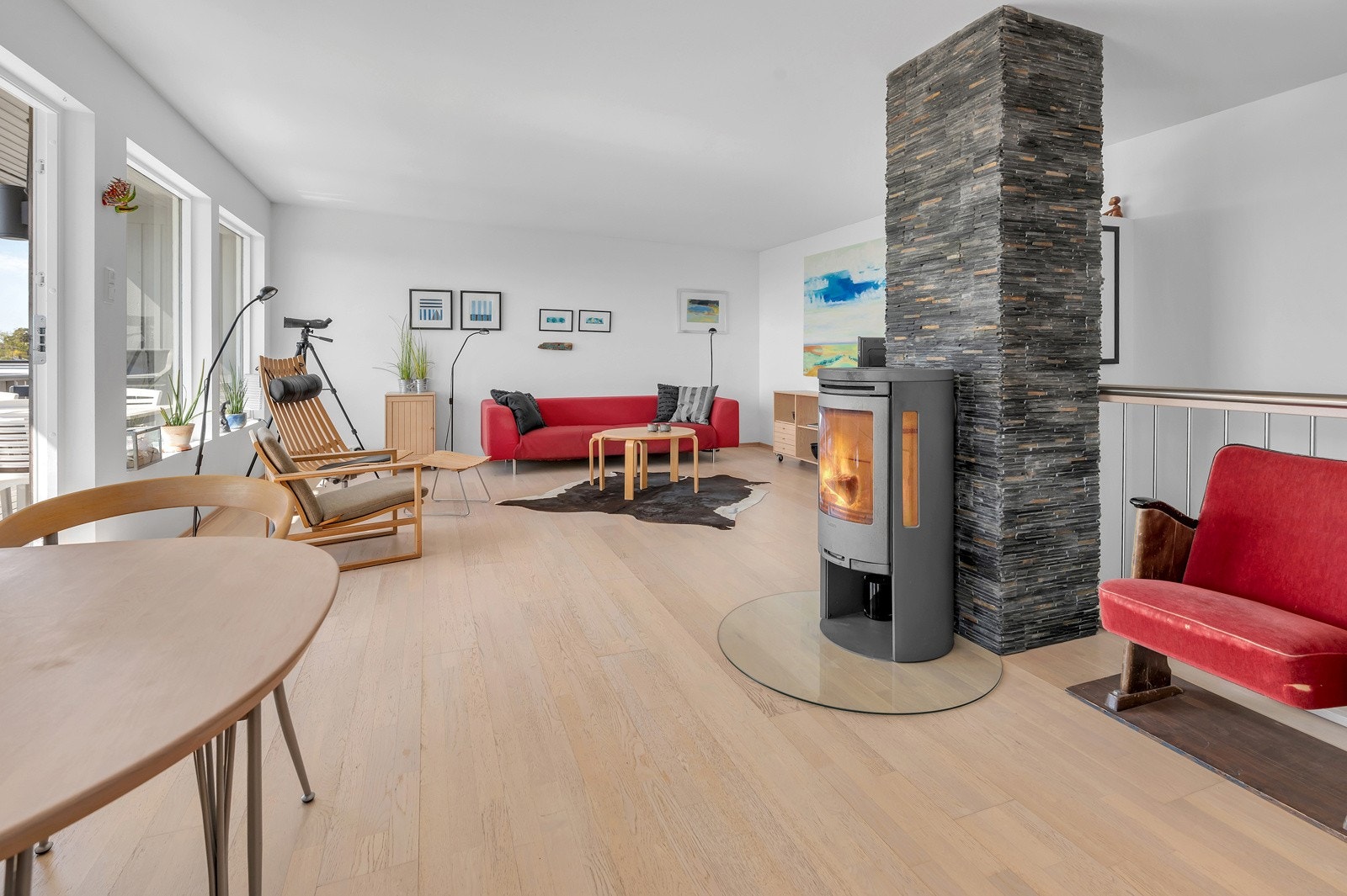 Meget romslig og lys stue med vedovn. Galleribilde