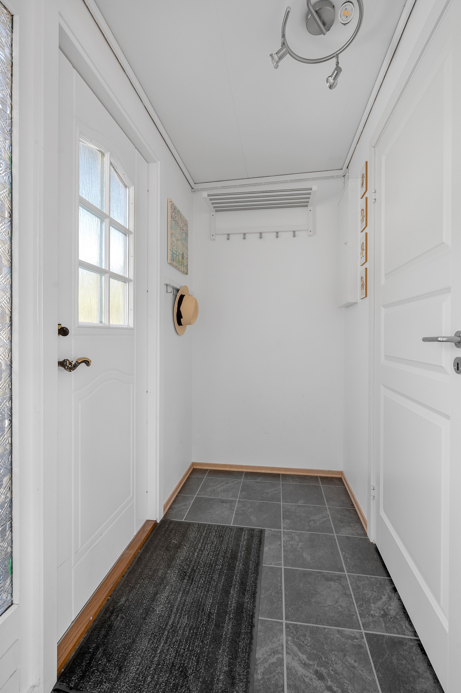 Innbydende gang med plass til yttertøy og sko. Galleribilde