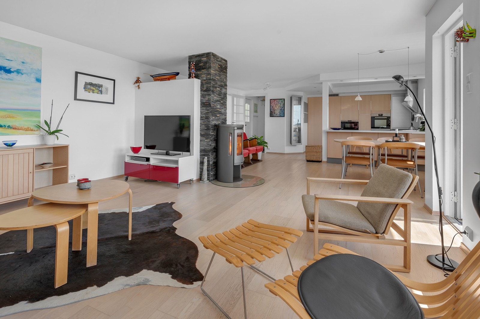 I stuen er det god plass til både sofa- og spisegruppe. Galleribilde