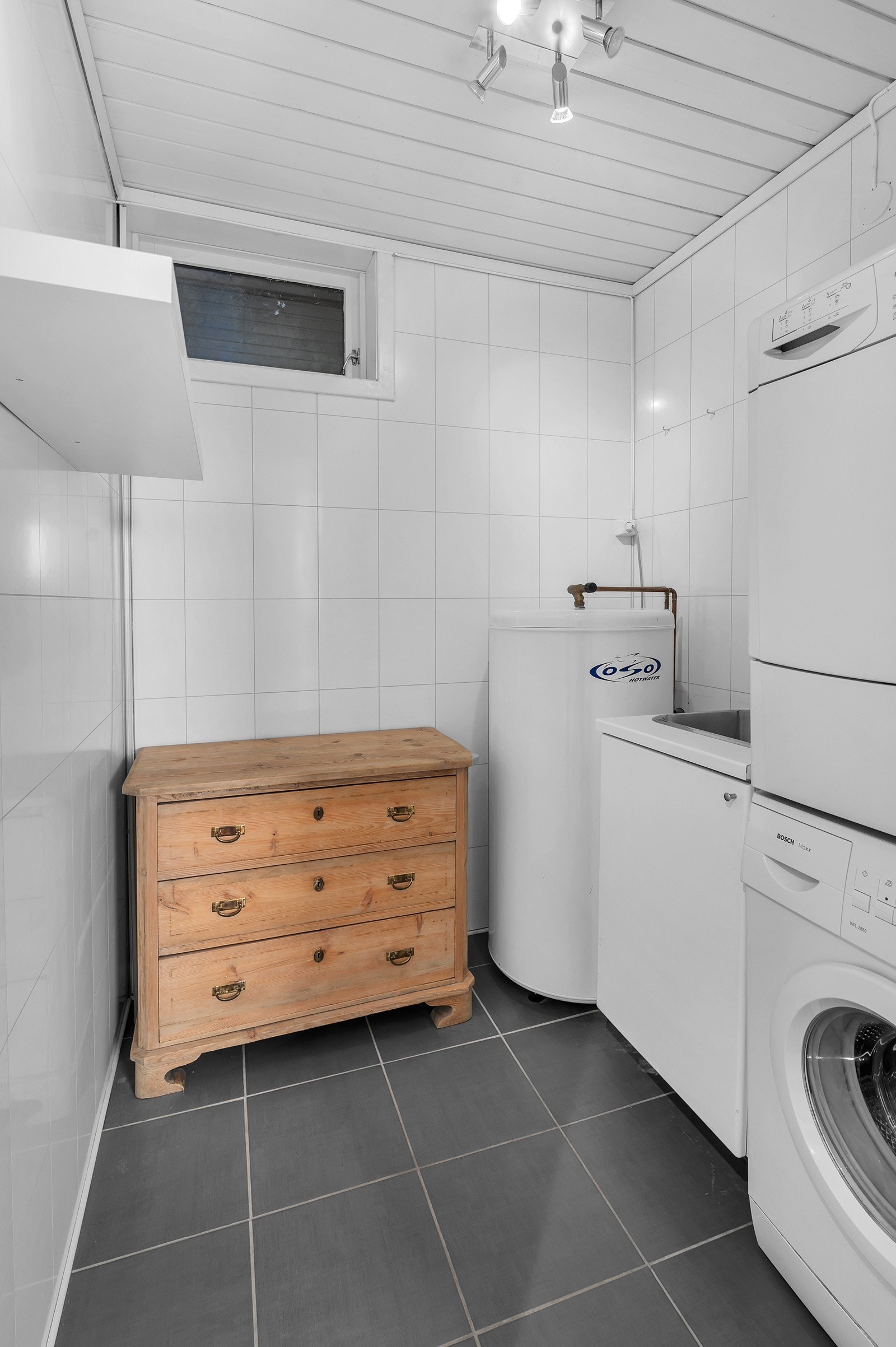 Pent vaskerom med servant. Her er det opplegg til vaskemaskin og tørketrommel. Galleribilde