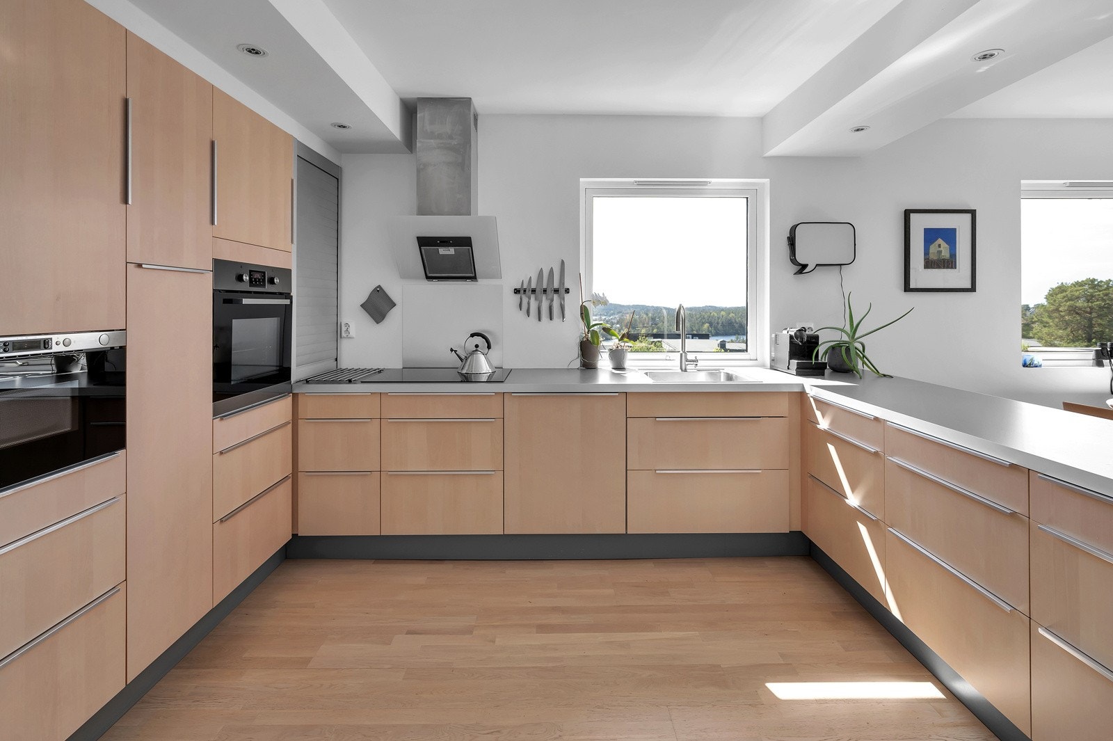 Boligen har et meget flott IKEA kjøkken fra 2012. Godt med skap- og benkeplass. Galleribilde