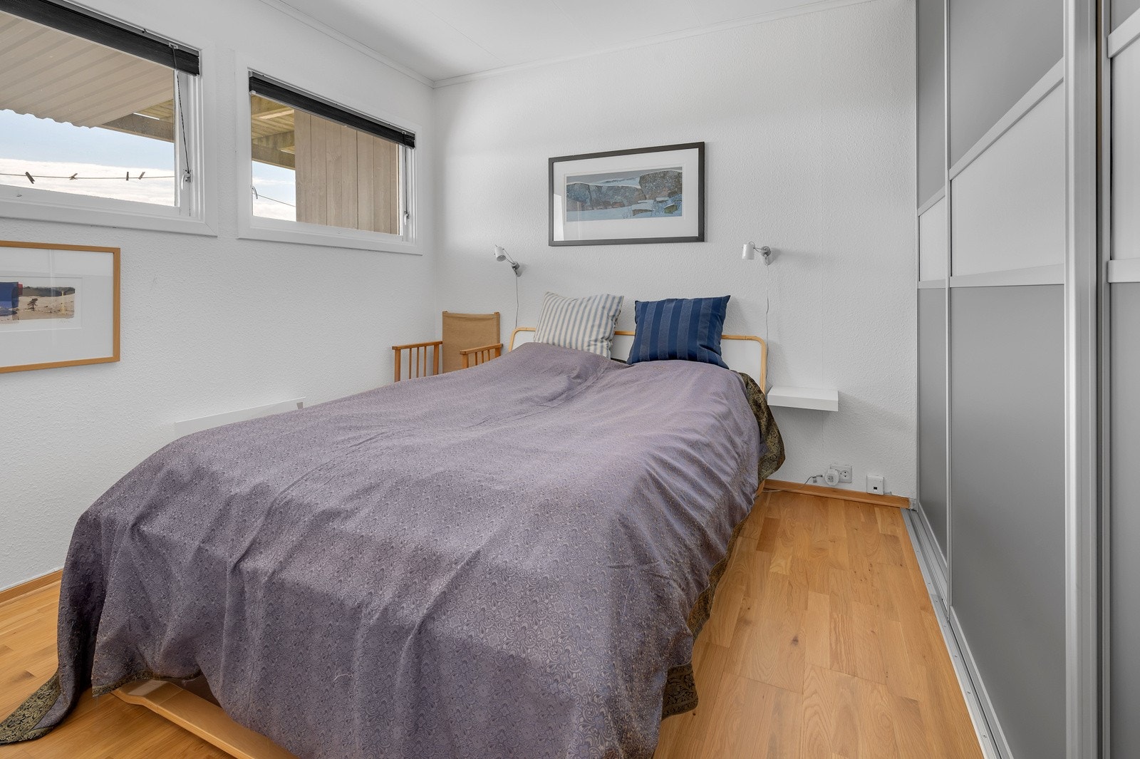 Hovedsoverom med praktisk skyvedørsgarderobe. God plass til dobbelseng. Galleribilde