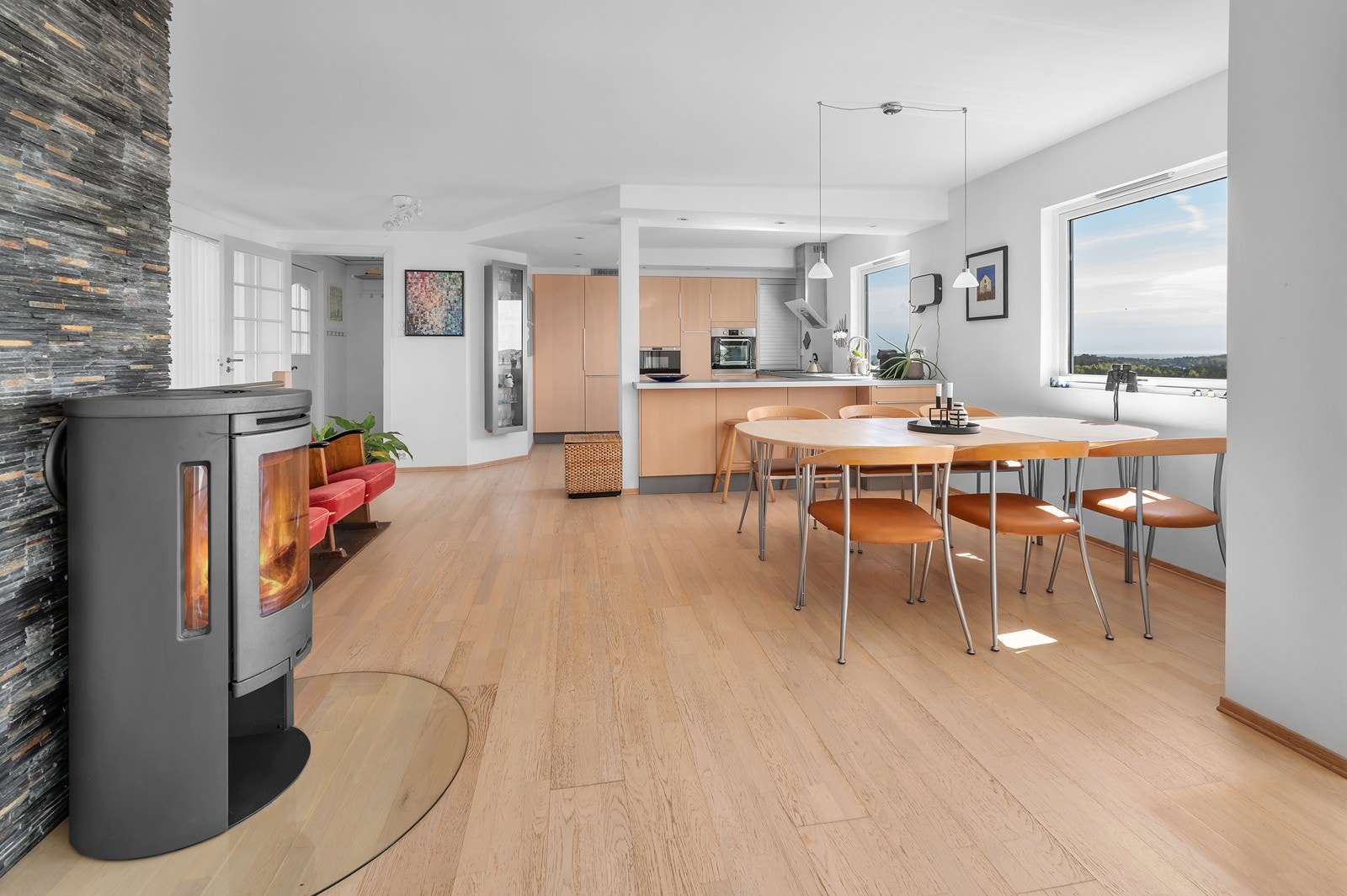 I dag er det spisgruppe i tilknytning til kjøkkenet. Galleribilde