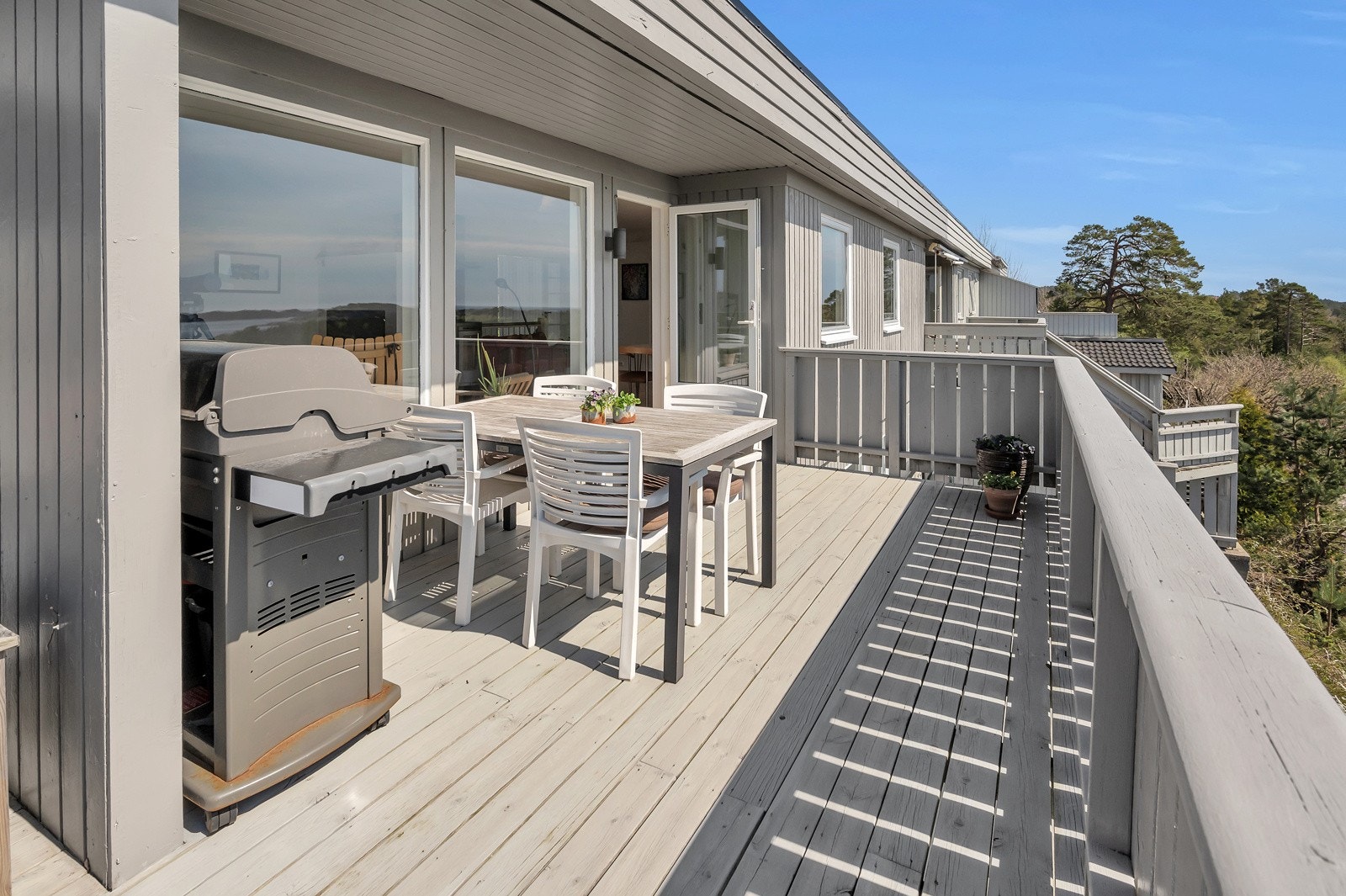 Fra stuen er det utgang til denne deilige verandaen. Galleribilde