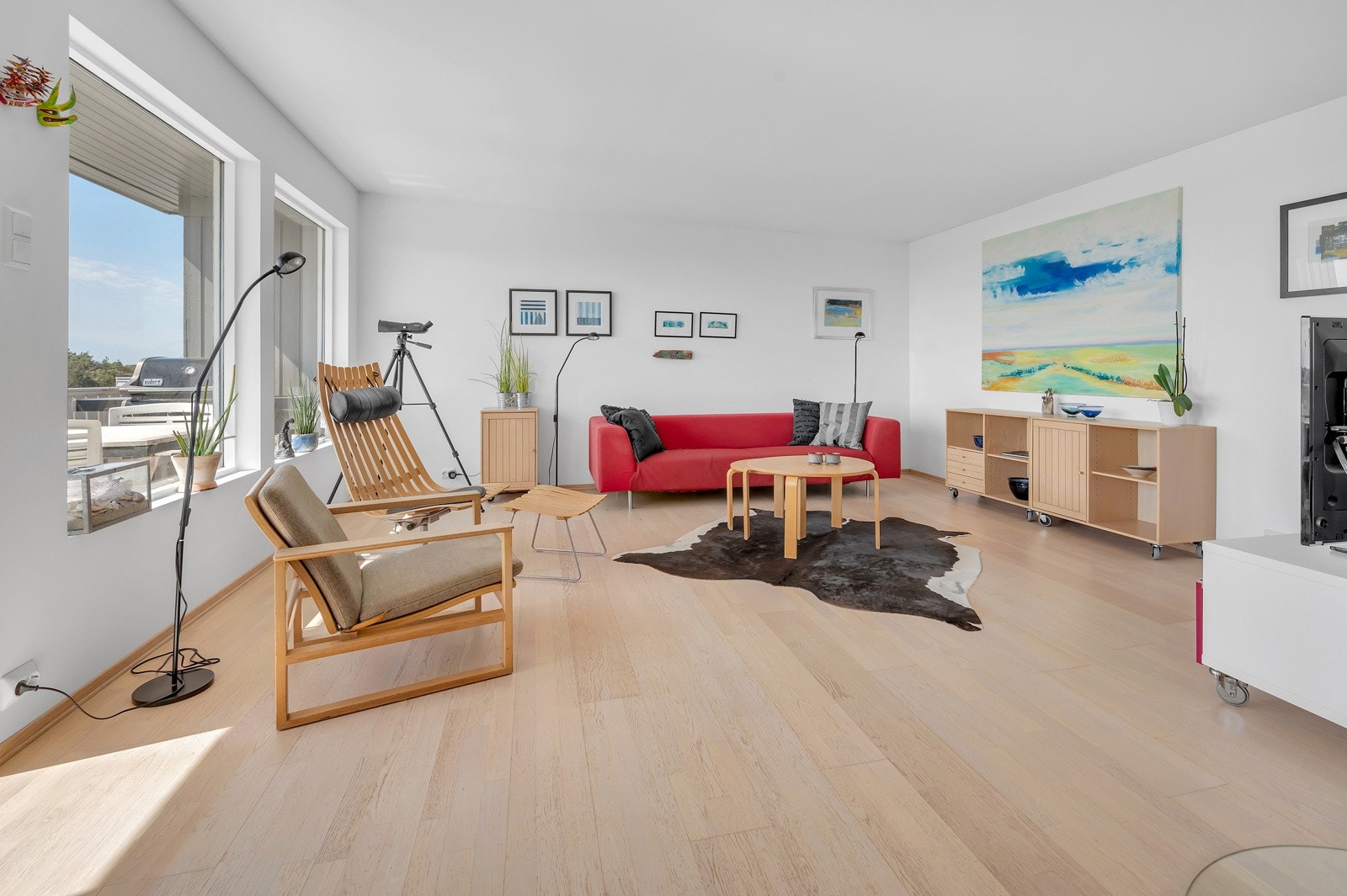 Gulv i stuen er av parkett, mens veggene er malt i smakfulle, lyse farger som gir en god romfølelse. Galleribilde