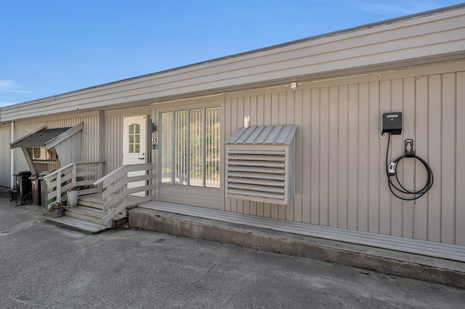 Det er installert ladeboks for elbil som følger med handelen. Galleribilde