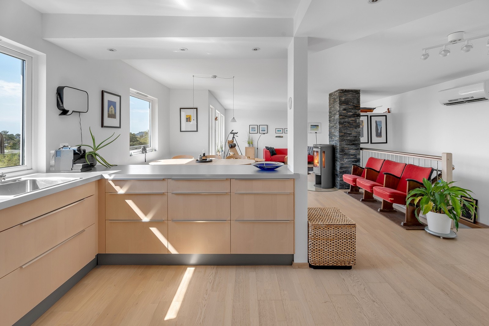 Smart kjøkkenøy gir mulighet for mer oppbevaring. I tak er det spotdownlights. Galleribilde