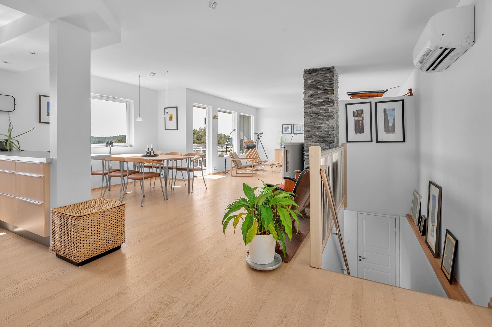 Fra gangen møter vi på ei flott stue med store vindusflater som gir et godt lysinnslipp. Galleribilde