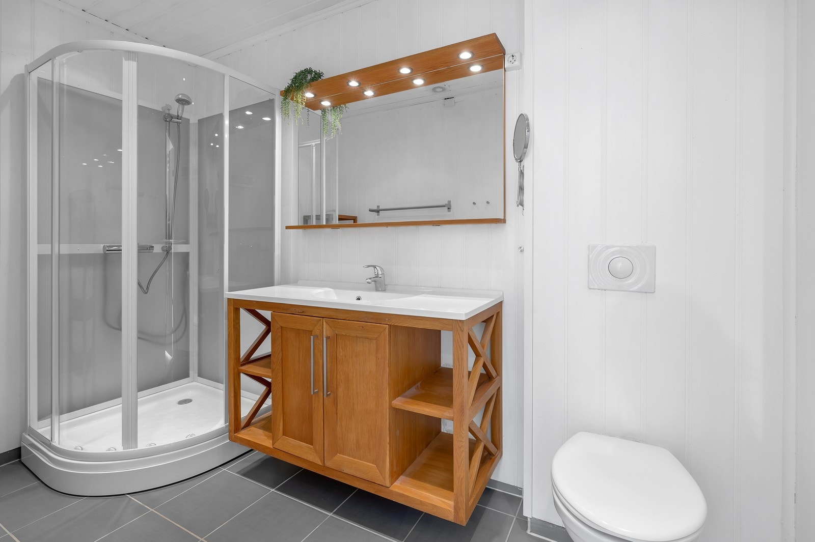 Dusjkabinett er fra 2023. I gulv er det varmekabler. Galleribilde