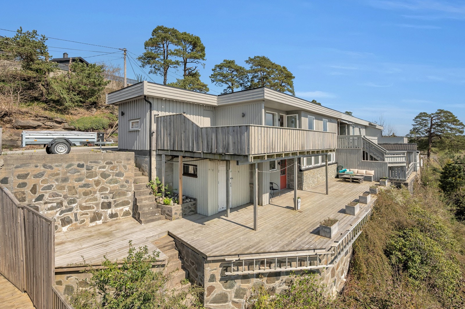 Endrerekkehuset ligger pent plassert med fantastisk sjøutsikt. Galleribilde