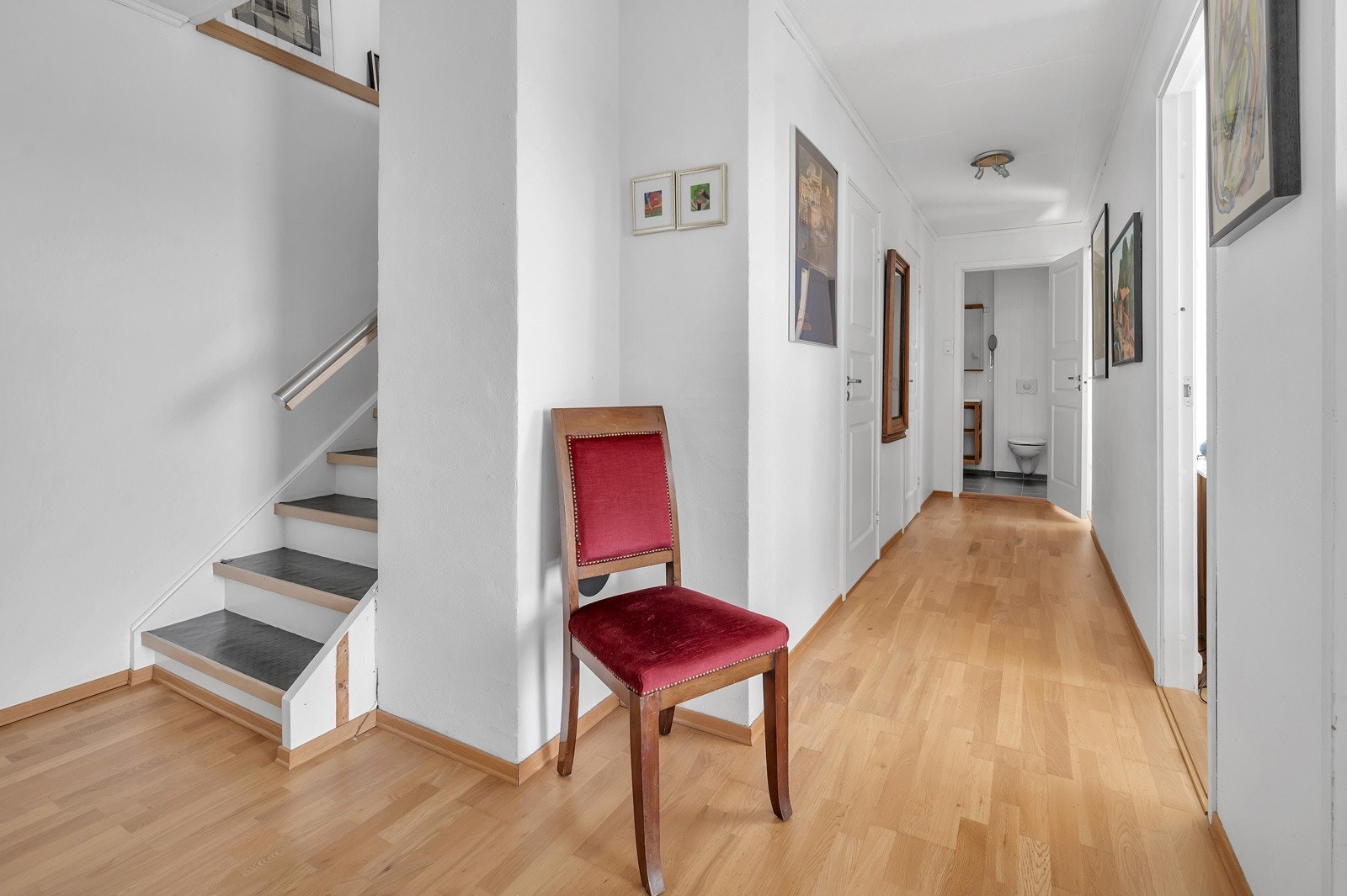 Vi tar turen ned og møter gangen som har tilknytning til alle rom i etasjen. Galleribilde