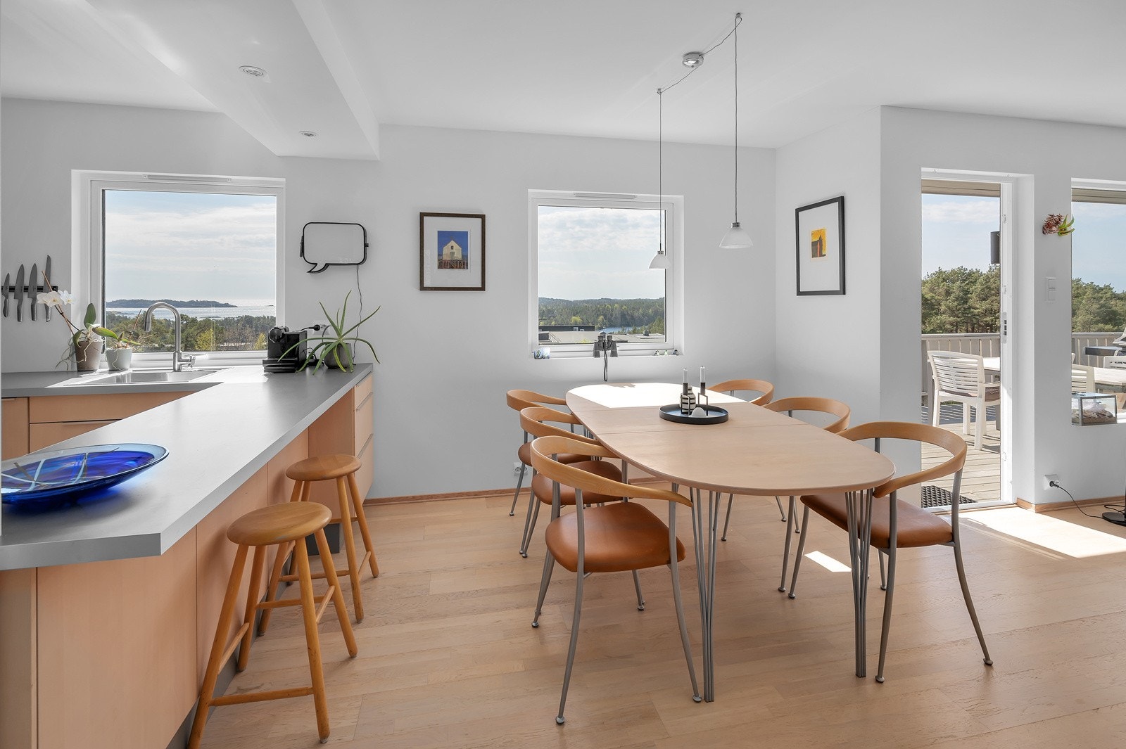 Merk at det ikke er lister i tak noe som er gjennomgående i stue og kjøkken. Galleribilde