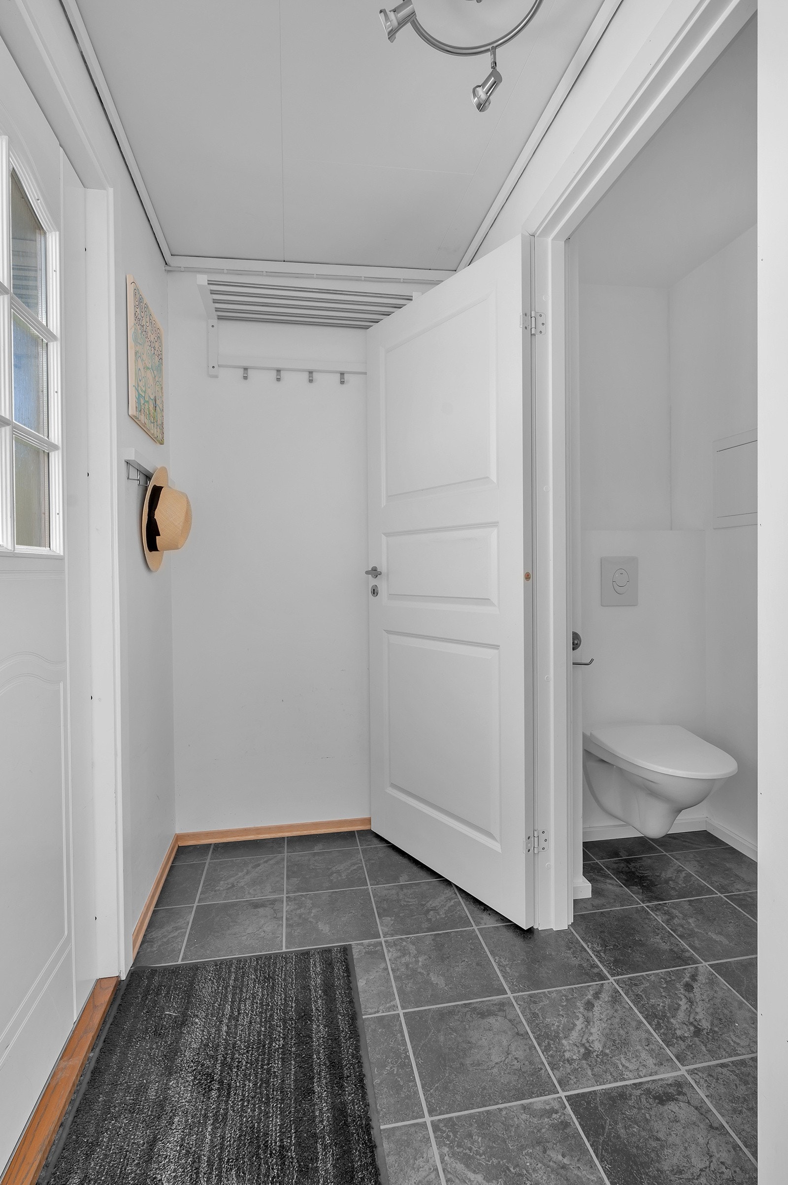 Her er det tilgang til et praktisk toalettrom for gjester. Galleribilde