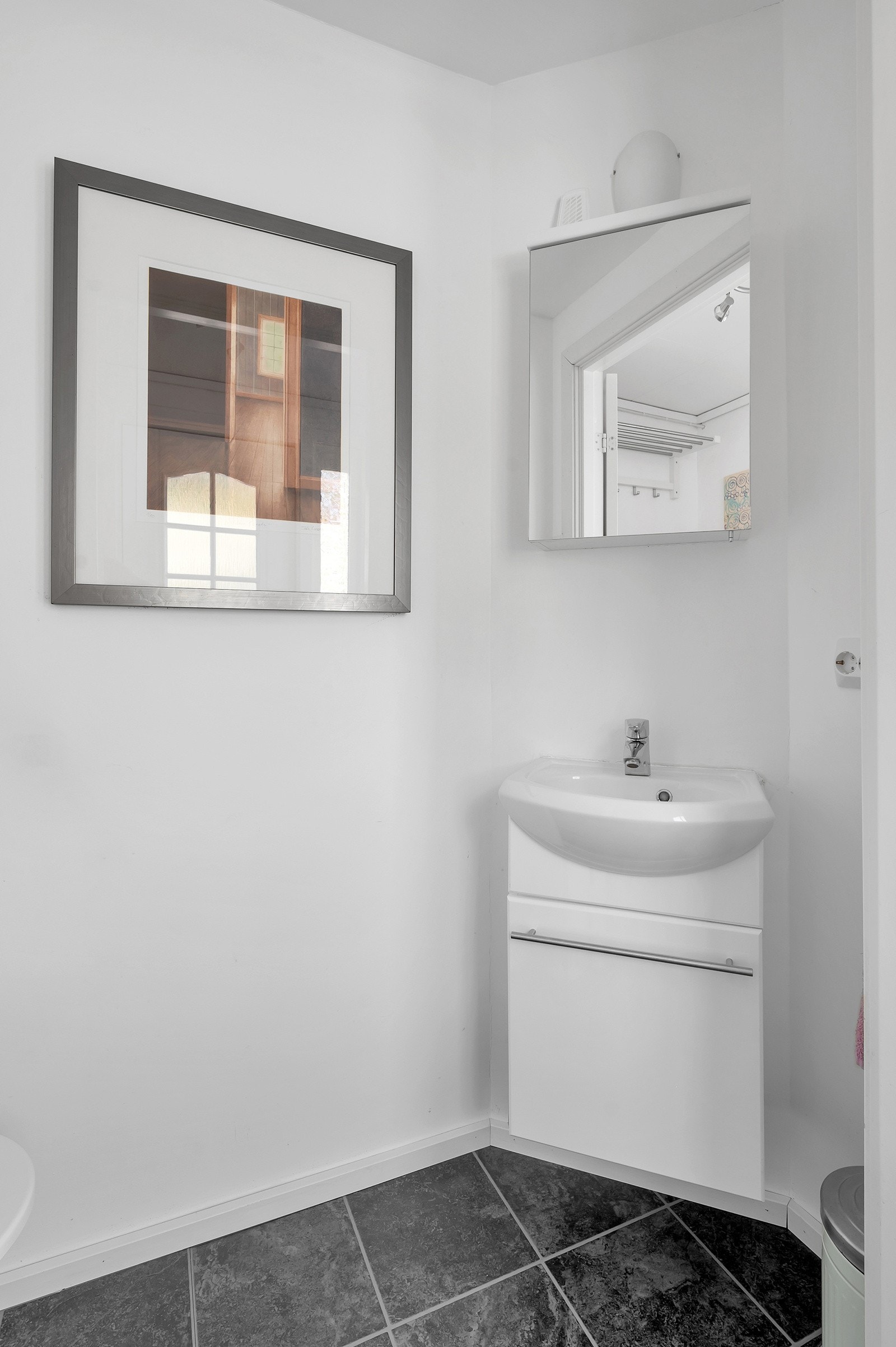 Rommet er av nyere tid med servant og toalett. Galleribilde