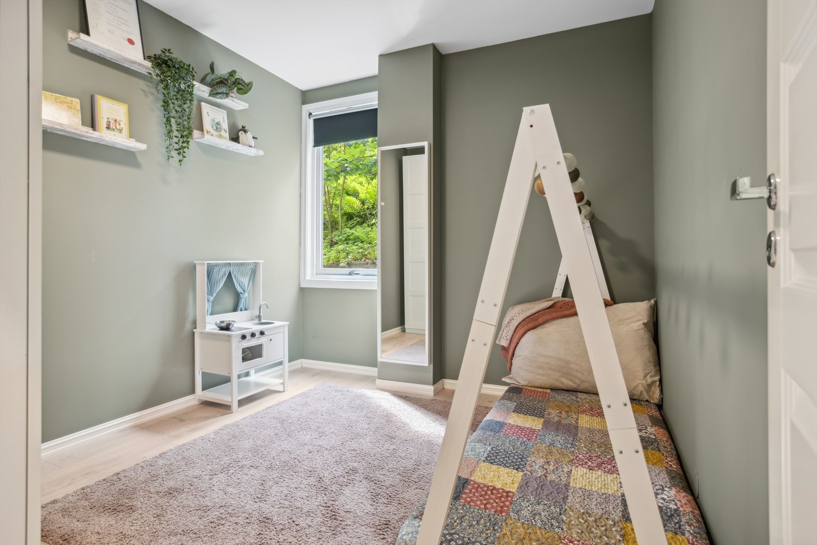 Soverom 2 er på 8,7 m² og er i dag innredet som barnerom. Galleribilde
