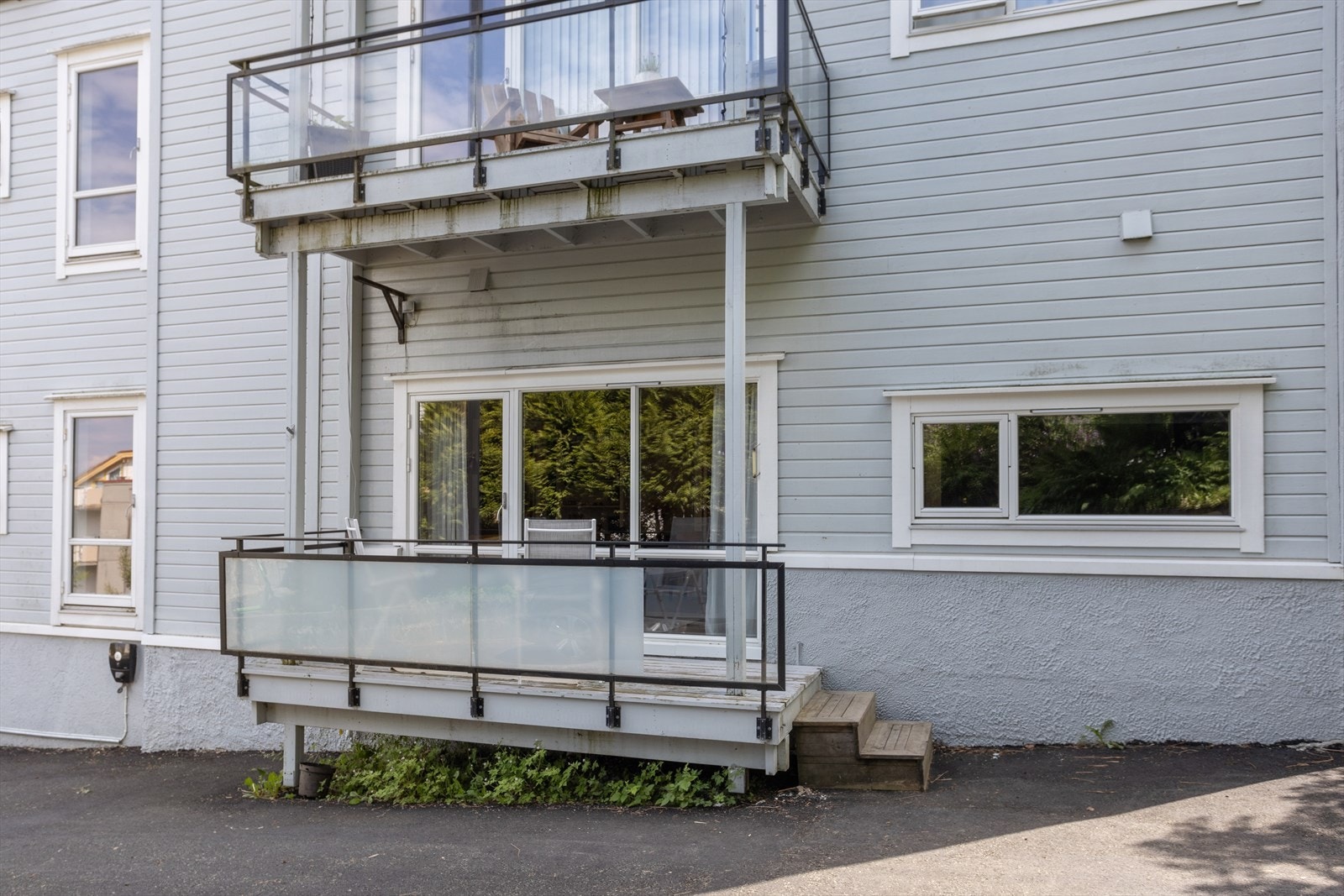 Det er biloppstillingsplass rett utenfor som gjør det mulig å benytte altan som inngang. Galleribilde