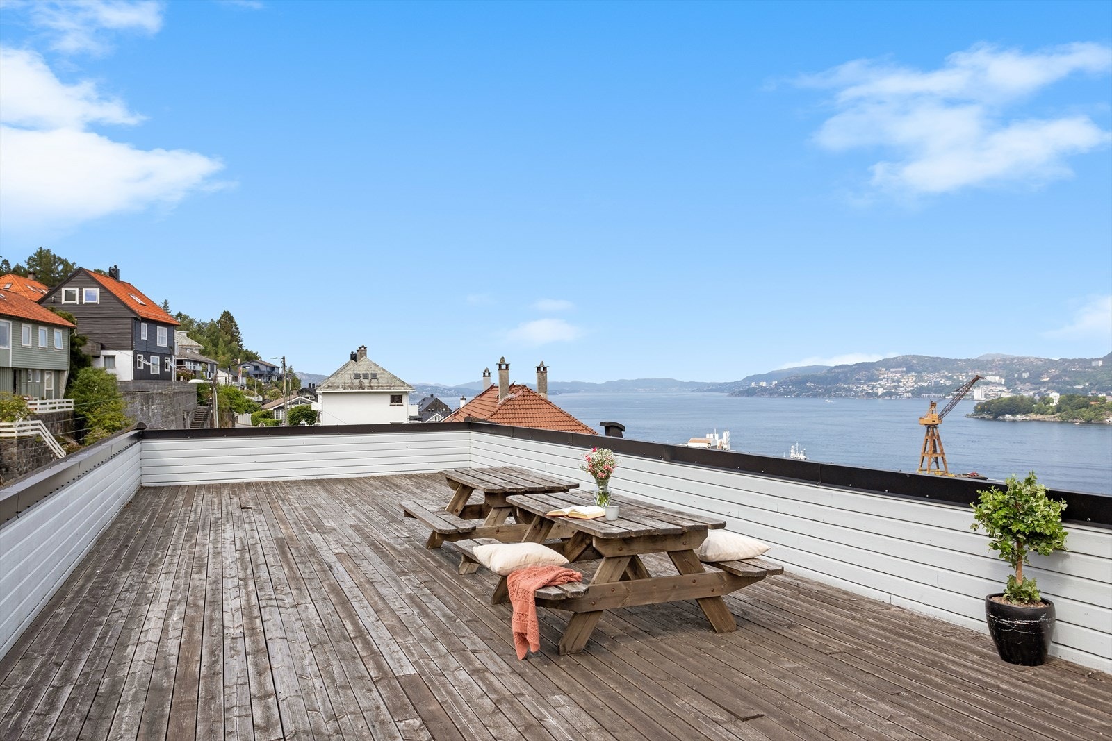 Flott, felles takterrasse som nå skal oppgraderes. Pen utsikt over Bergensfjorden. Galleribilde
