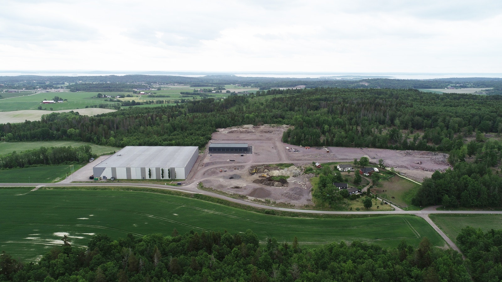 Tomtene er regulert til industri, produksjon, lager, kontor og verksted, og utnyttelsespotensialet for bebygget areal er på 55 % (BYA). Galleribilde