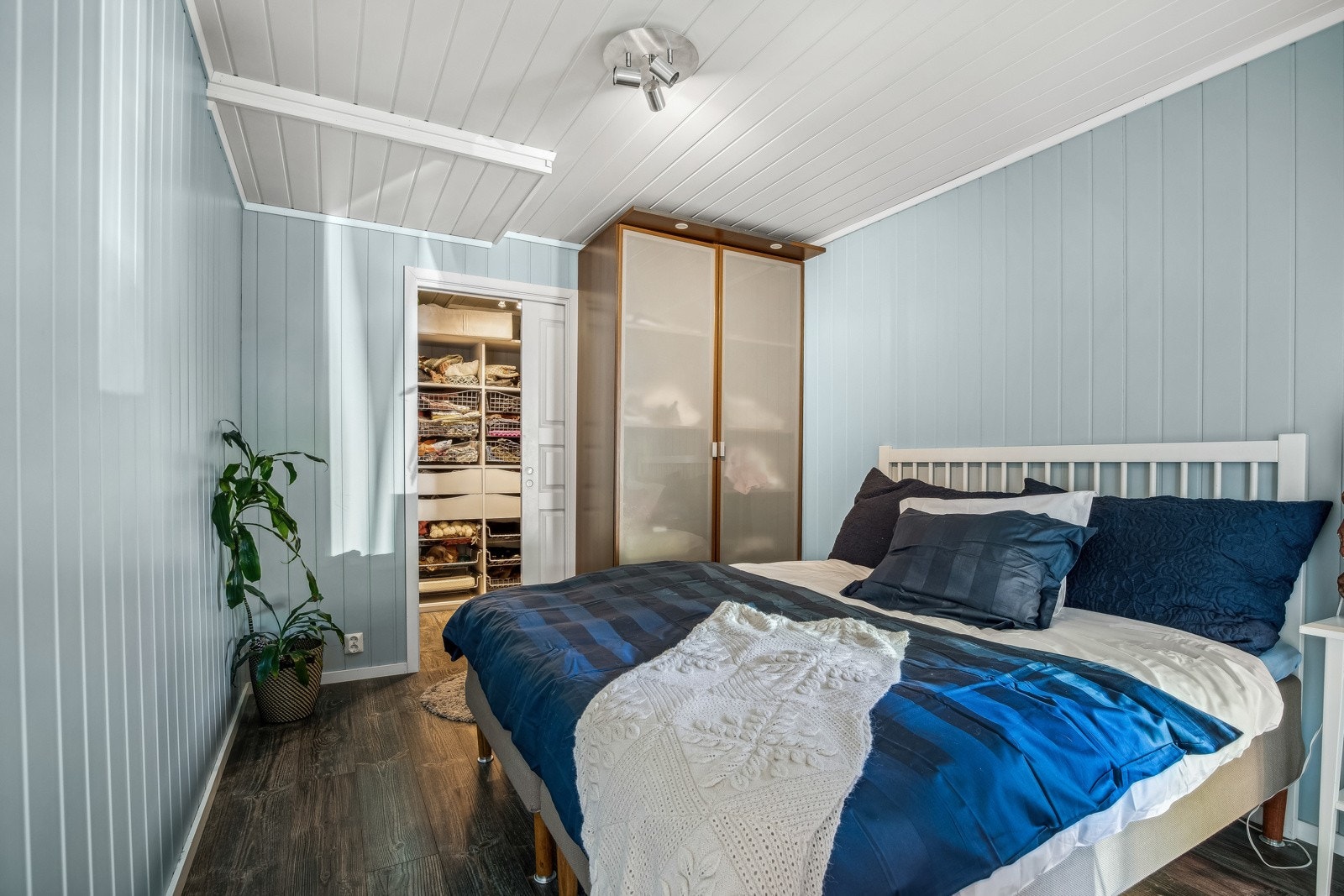Soverommet i del c byr på god plass til seng og walk in closet Galleribilde