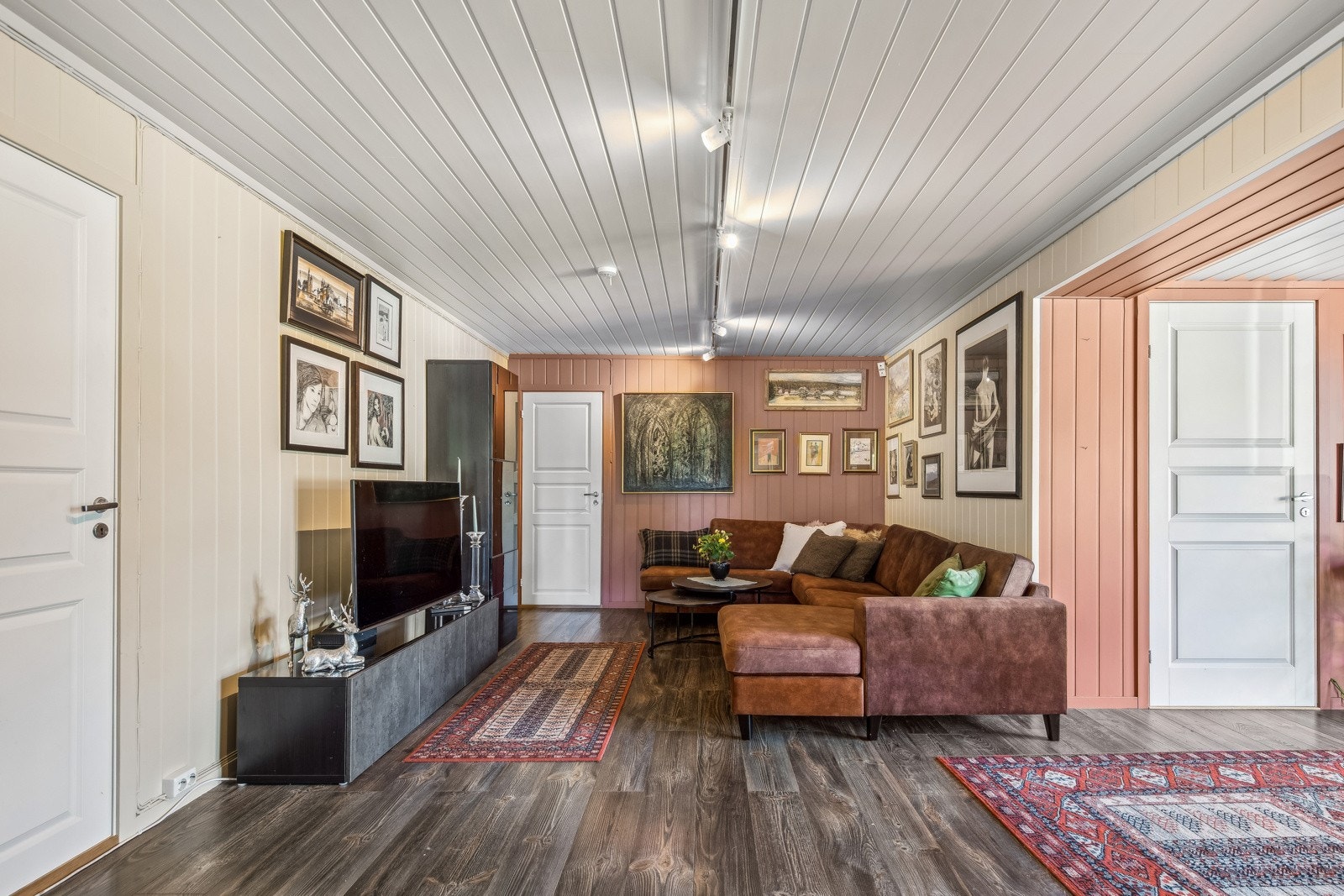Romslig kjellerstue med god belysning Galleribilde