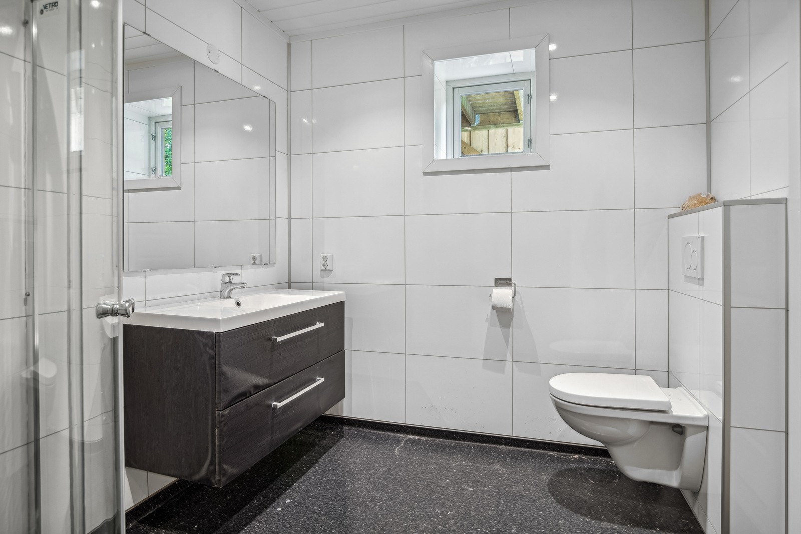 Badet er på god størrelse med vegghengt toalett Galleribilde