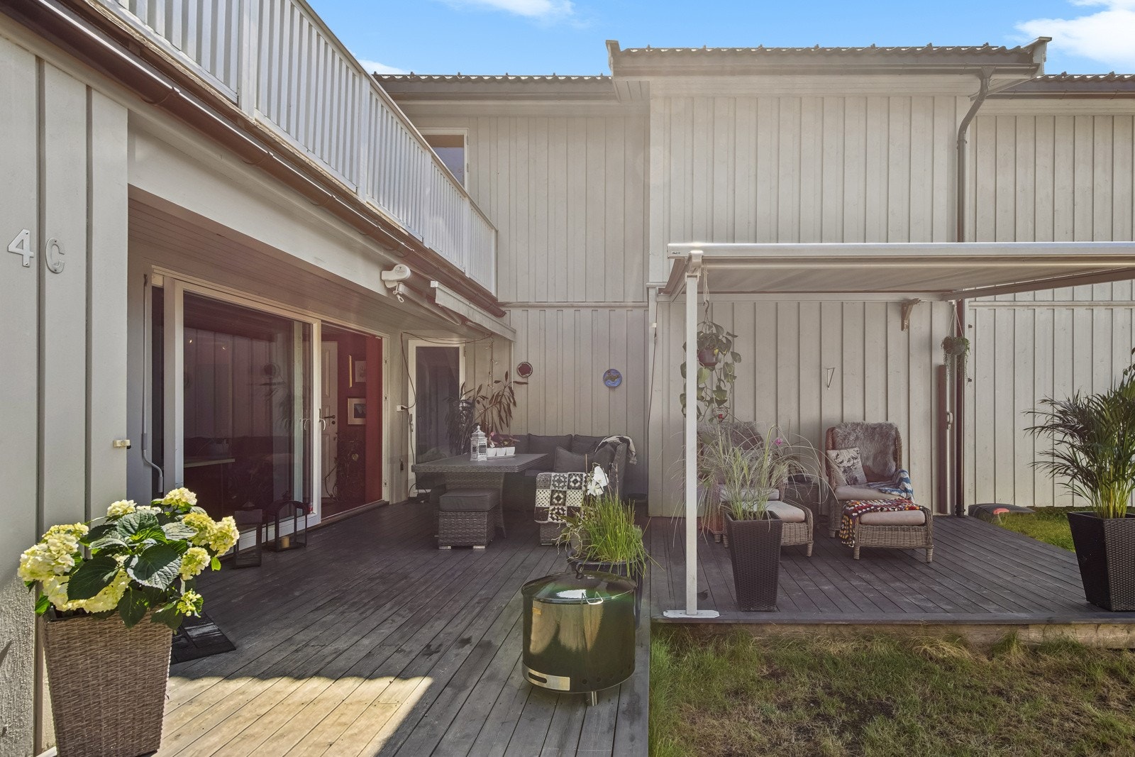 Terassen har en god balanse av sol områder og skyggeområder Galleribilde
