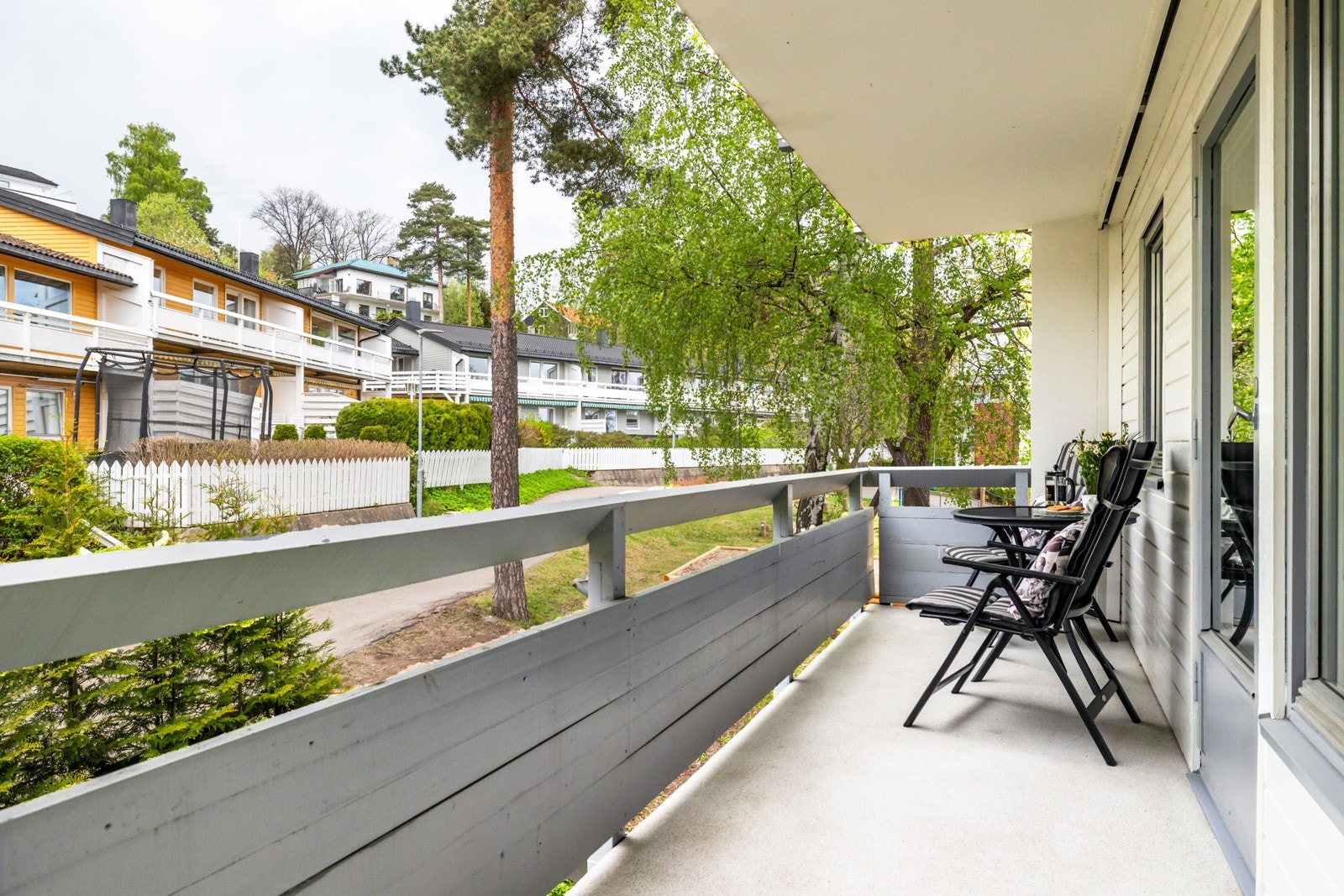 Fra stuen har du tilgang til leilighetens balkong, som vender ut mot det idylliske nabolaget. Galleribilde