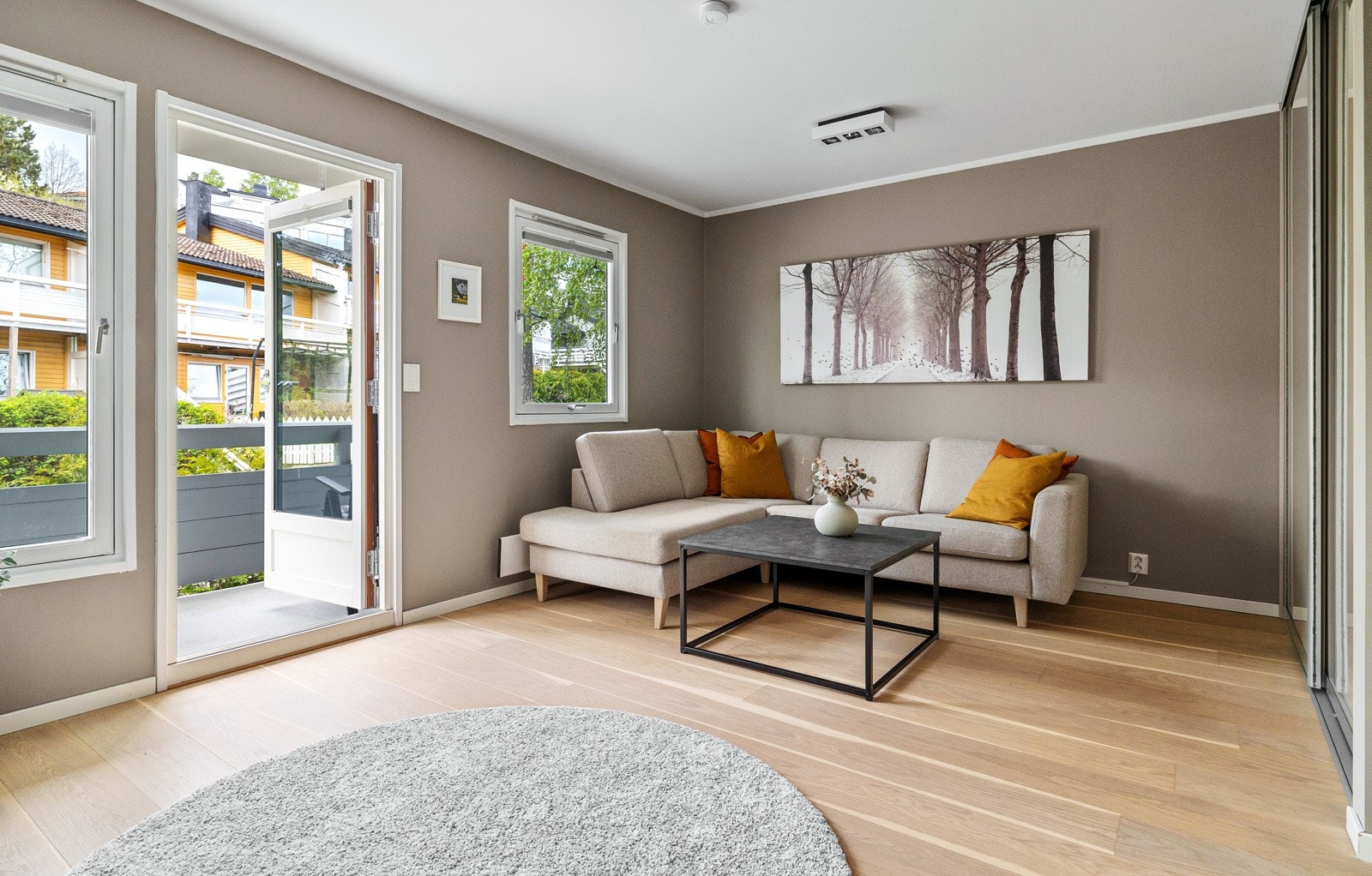 I dag brukes ett av boligens soverom som en ekstra stue. Galleribilde