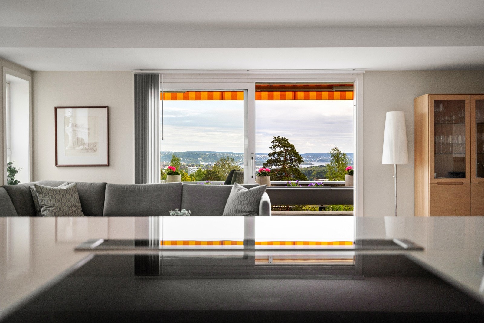 Stilren stue med store vindusflater som gir en fantastisk utsikt. Galleribilde