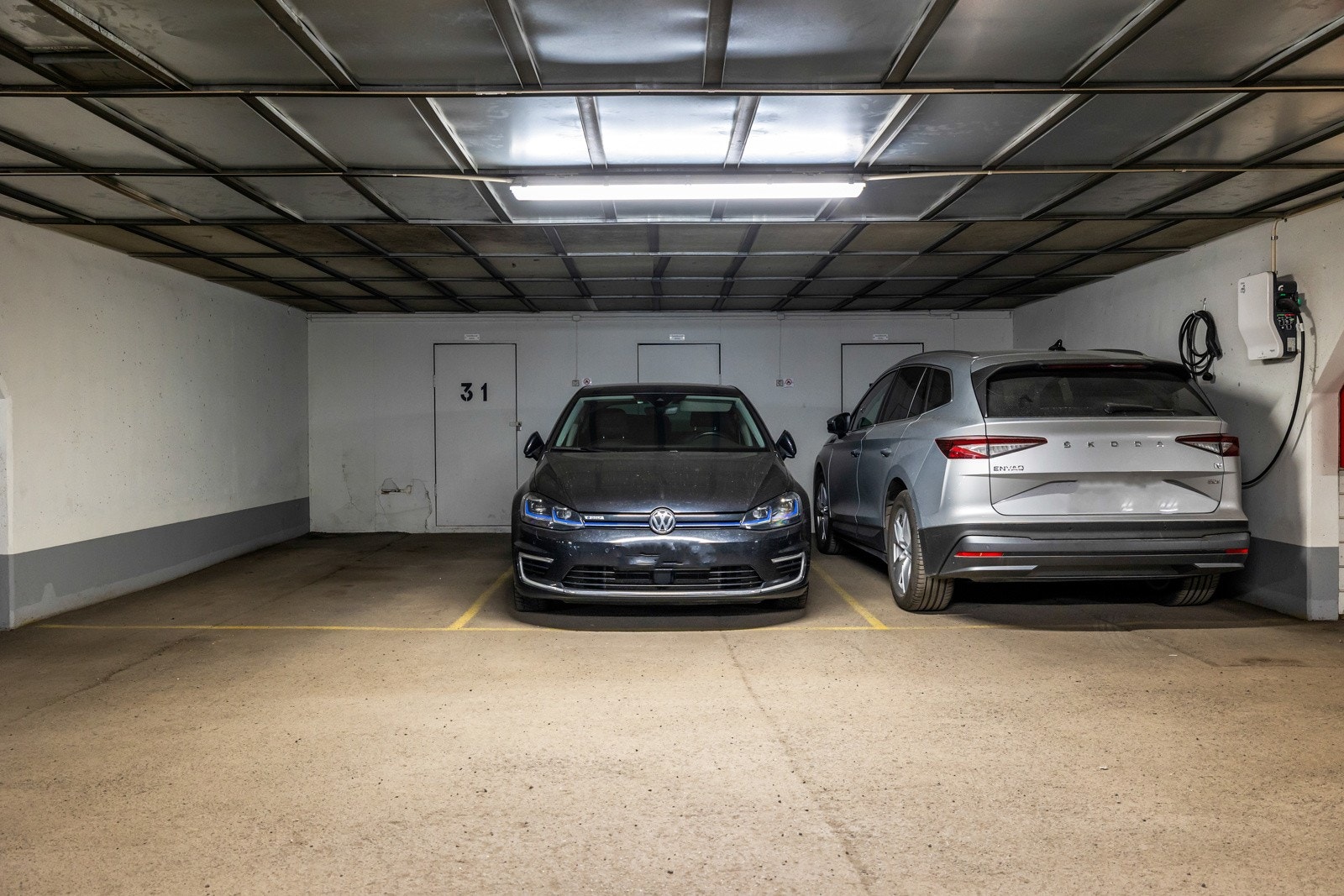 Det medfølger en garasjeplass med lader for el-bil. Galleribilde